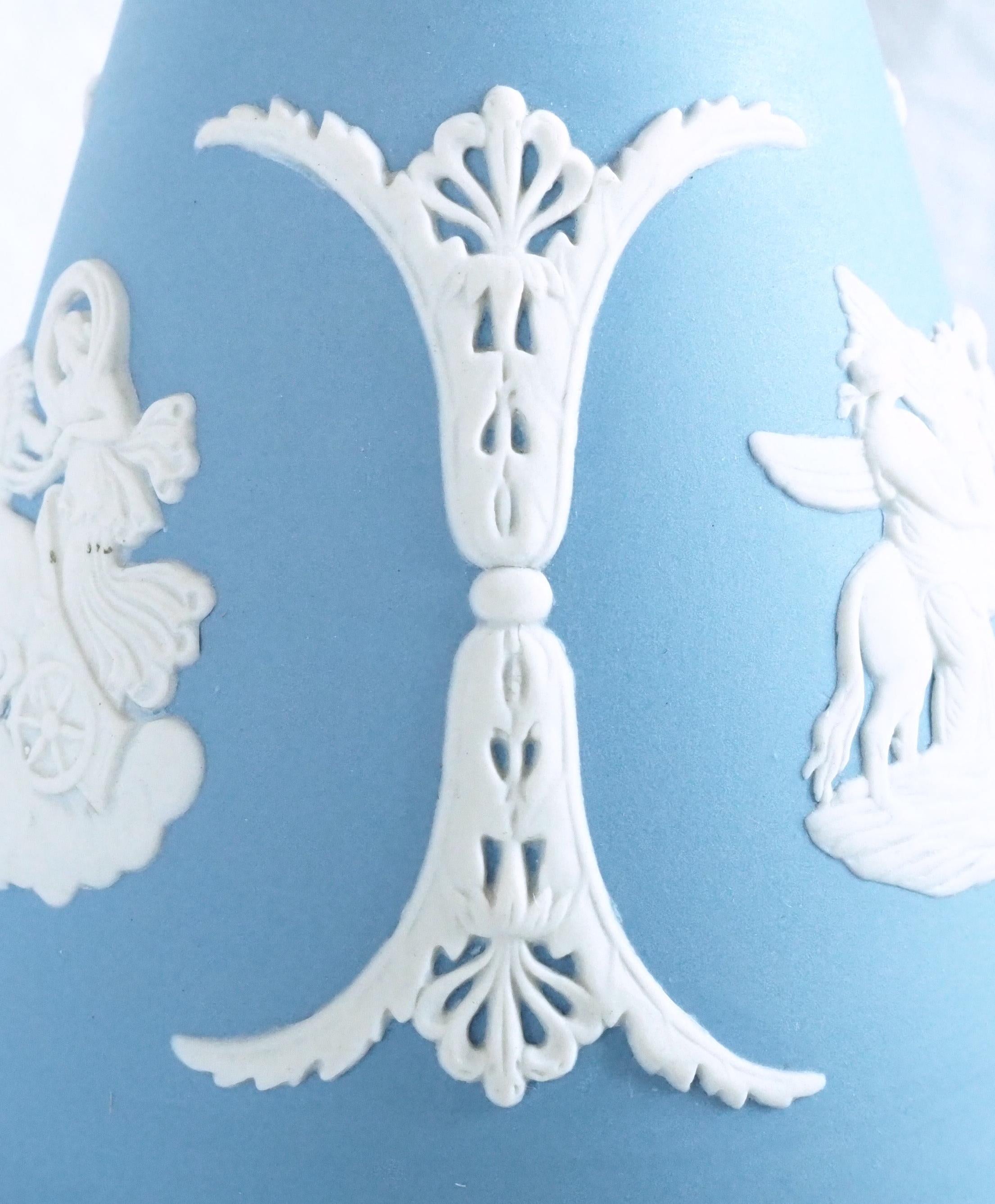 XX secolo Vasi in diaspro blu e bianco di Wedgwood in vendita