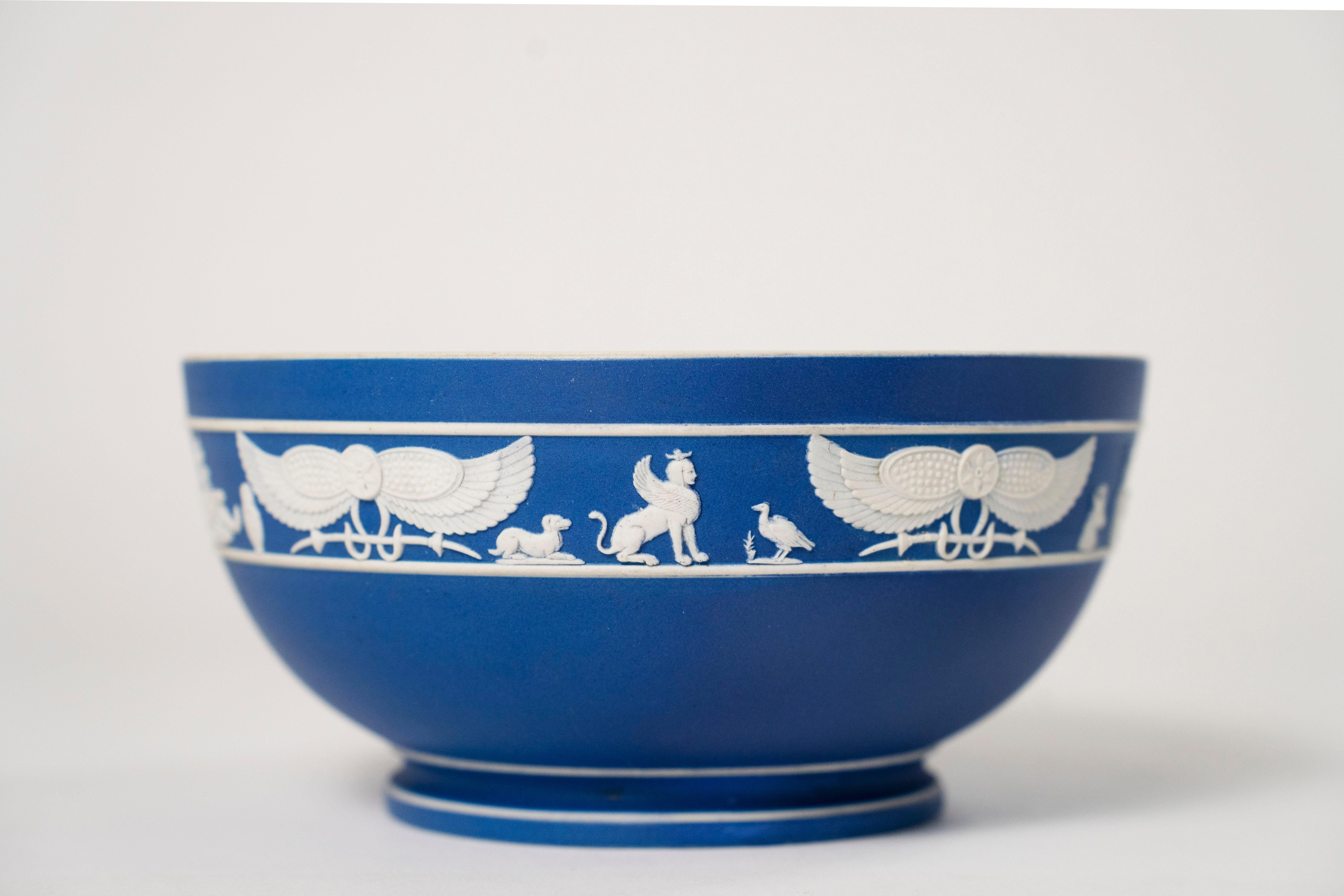 Magnifique bol en jaspe bleu de Wedgwood.  Circa 1820, Angleterre.  Décorée avec des ornements de style égyptien antique en blanc.  La face inférieure porte le cachet de Wedgwood ainsi que le cachet de la Collectional. 
The Rubin Collection :  Les
