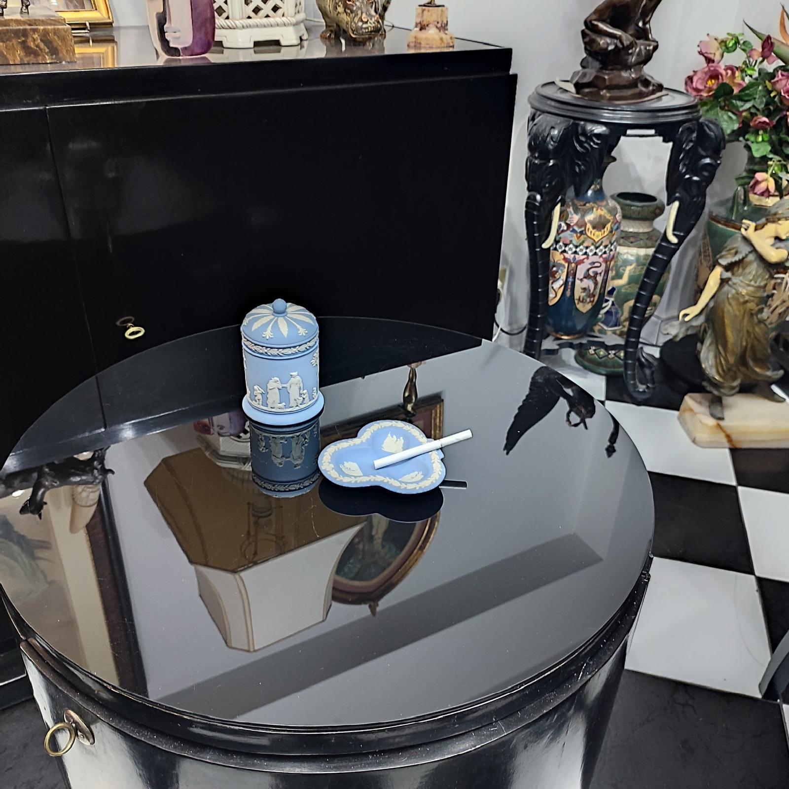Ein schönes Raucher-Set von Wedgwood Jasperware Pale Blue zwei Stücke, bestehend aus einem runden Deckel-Box, und ein Aschenbecher. Hergestellt von Wedgwood in England in den 1980er Jahren, markiert/gestempelt auf dem Boden.
Abmessungen:
Kasten H 13