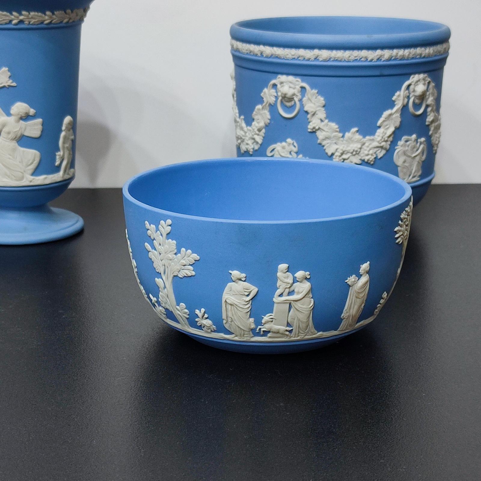 Vases Wedgwood en jaspe bleu représentant des scènes classiques, collection de 3 pièces, LIQUIDATION en vente 4