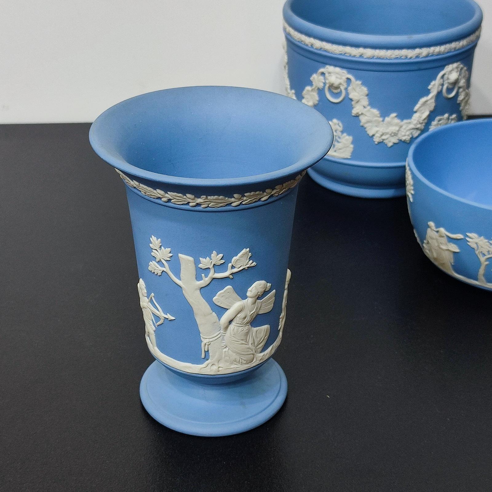 Vases Wedgwood en jaspe bleu représentant des scènes classiques, collection de 3 pièces, LIQUIDATION en vente 5
