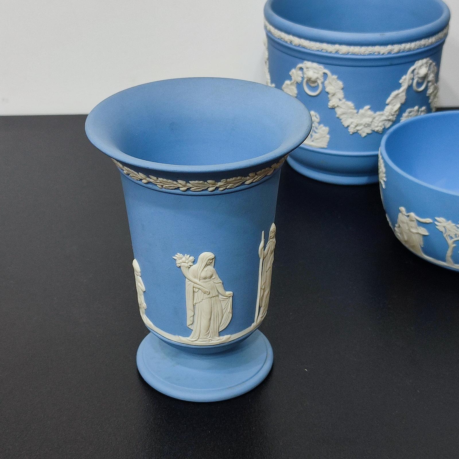 Vases Wedgwood en jaspe bleu représentant des scènes classiques, collection de 3 pièces, LIQUIDATION en vente 6