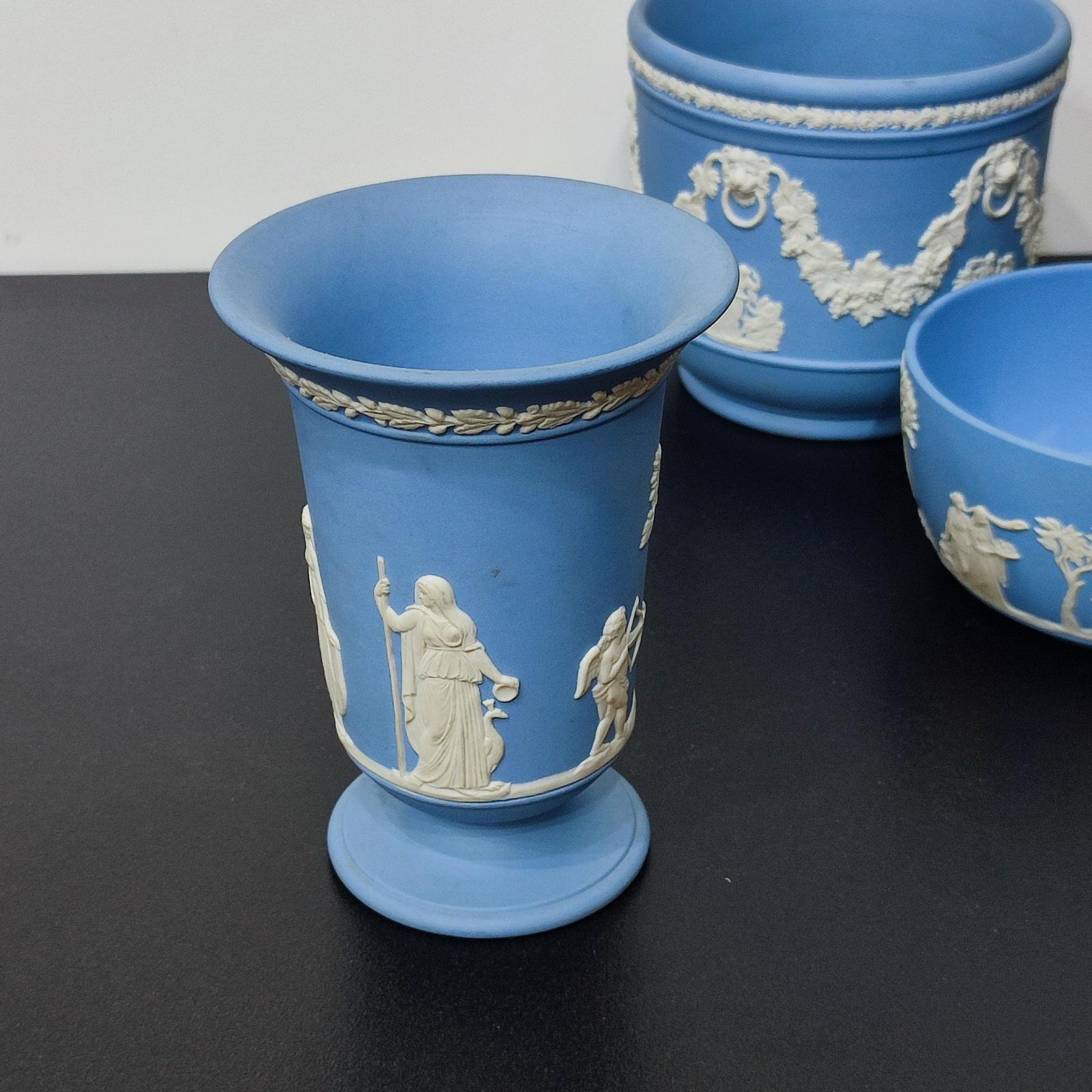 Vases Wedgwood en jaspe bleu représentant des scènes classiques, collection de 3 pièces, LIQUIDATION en vente 7