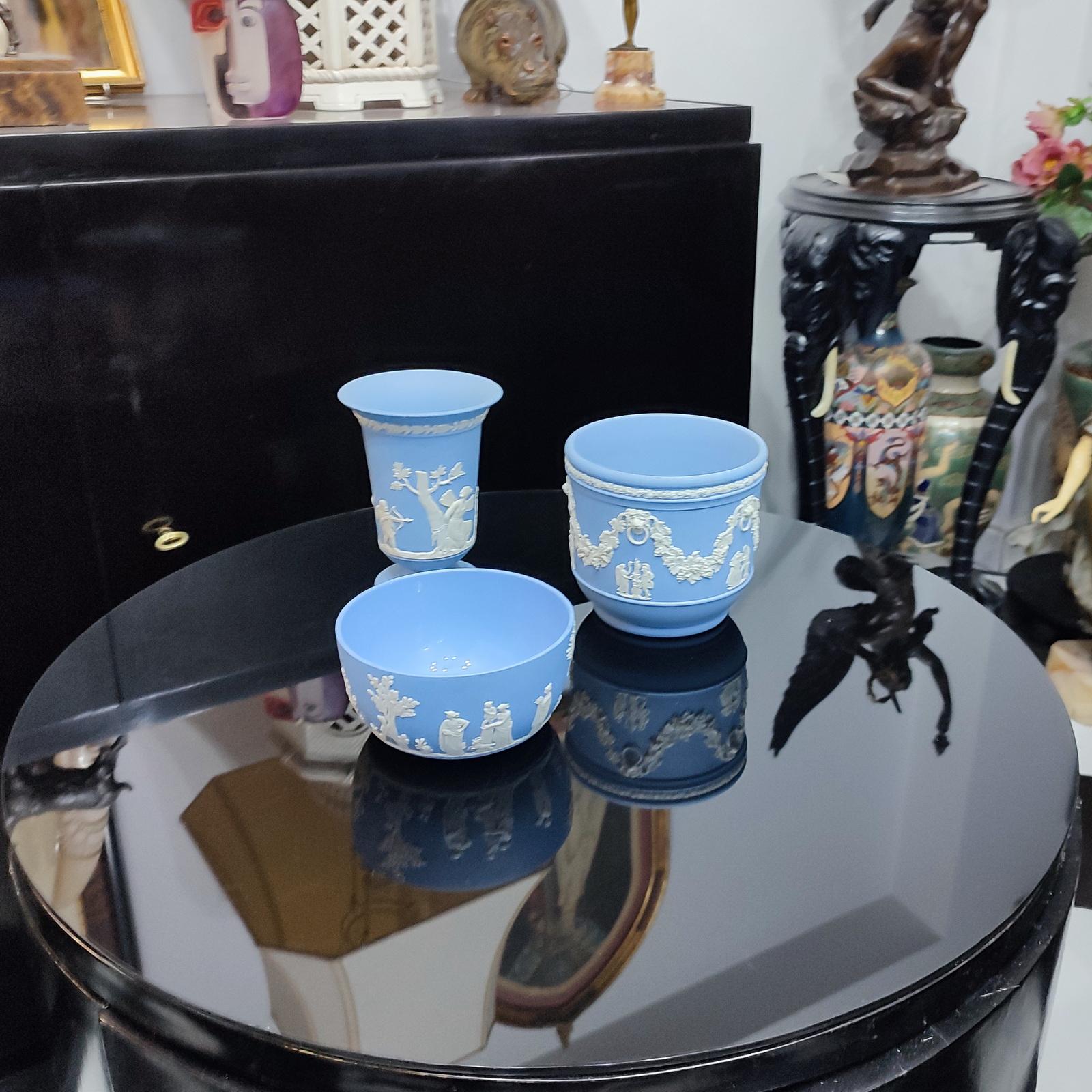 A lovely collection of Wedgwood Jasperware Pale Blue four pieces, comprising a vase, a bowl, and a cachepot. Made by Wedgwood in England in 1980s, marked/stamped on base.
Dimensions:
Vase H 14 cm, ⌀ 10cm
Bowl H 6.5 cm, ⌀ 12.5 cm
Planter H 11.5 cm, ⌀