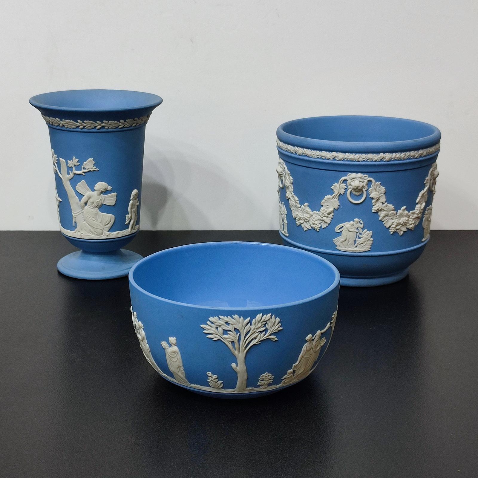 Wedgwood Blue Jasper Ware Vessels Classical Scenes, Collection of 3, FREESHIP In Excellent Condition For Sale In Bochum, NRW