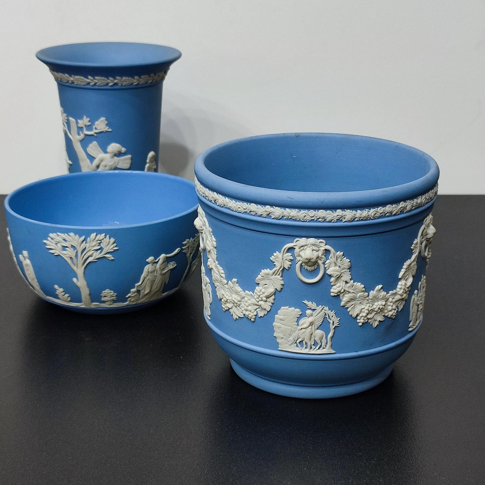 Fin du 20e siècle Vases Wedgwood en jaspe bleu représentant des scènes classiques, collection de 3 pièces, LIQUIDATION en vente