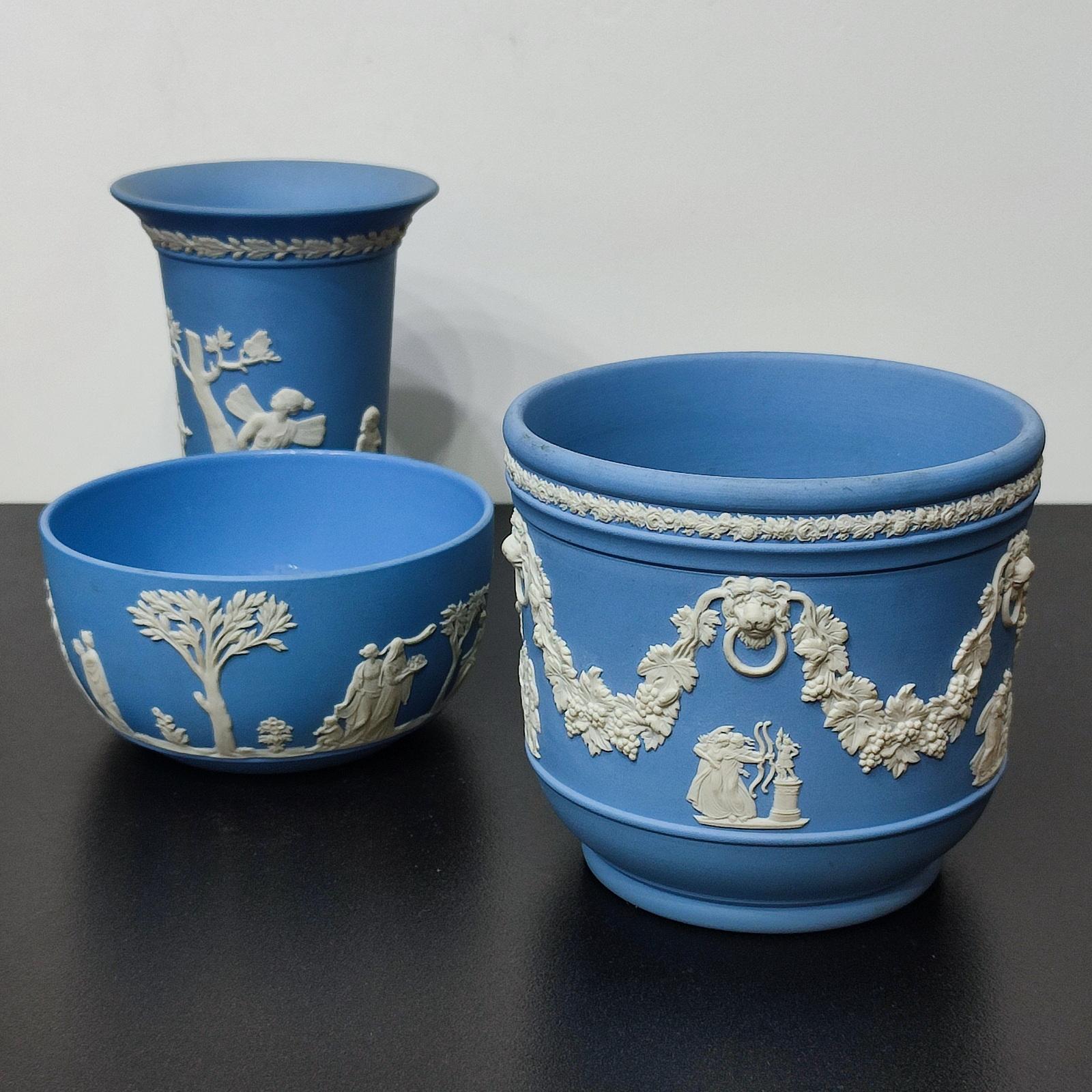 Vases Wedgwood en jaspe bleu représentant des scènes classiques, collection de 3 pièces, LIQUIDATION en vente 1