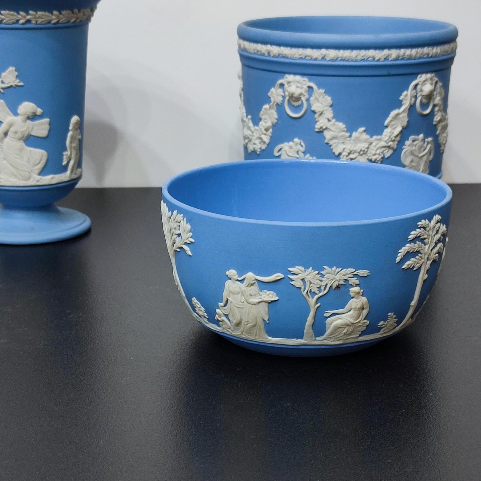 Vases Wedgwood en jaspe bleu représentant des scènes classiques, collection de 3 pièces, LIQUIDATION en vente 2