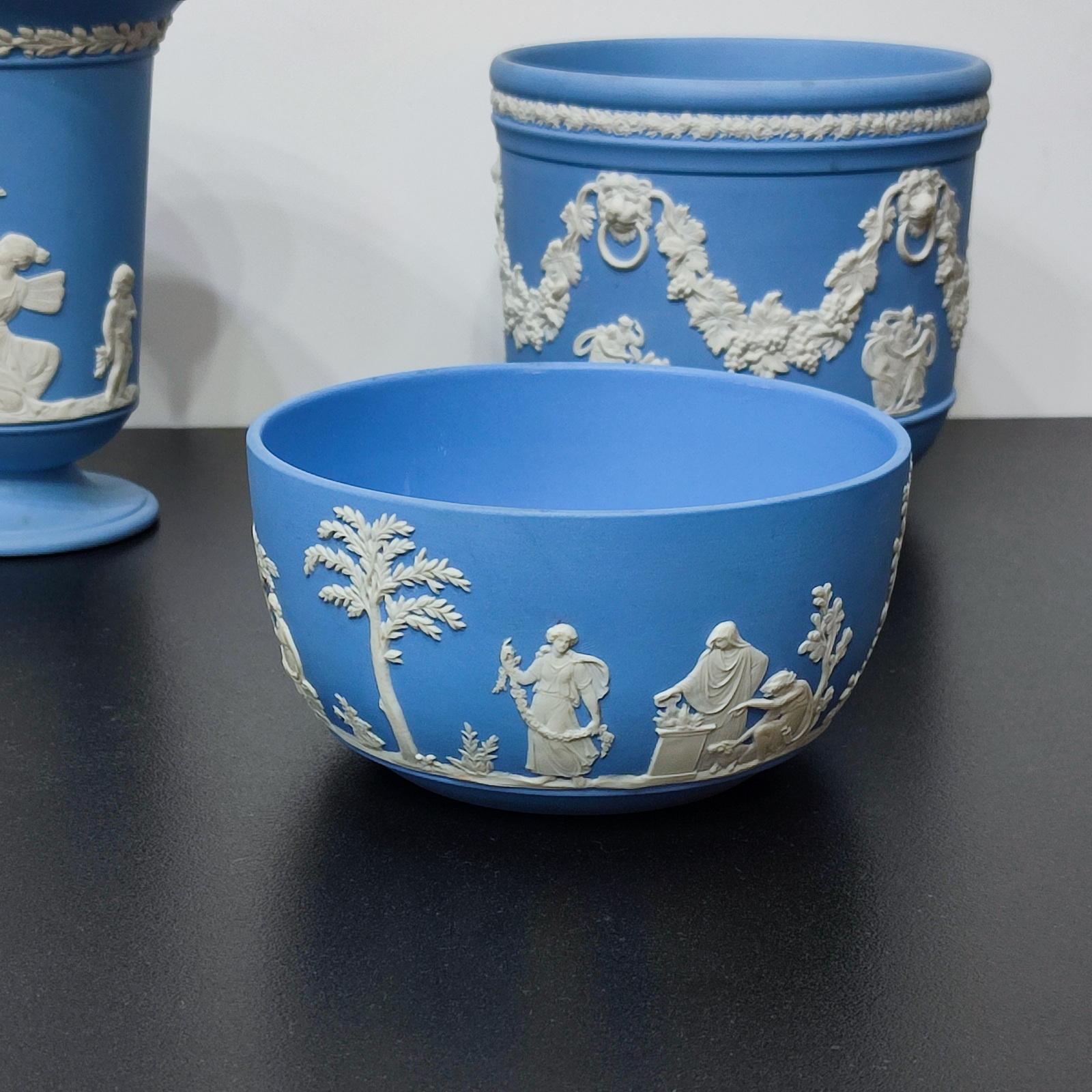 Vases Wedgwood en jaspe bleu représentant des scènes classiques, collection de 3 pièces, LIQUIDATION en vente 3