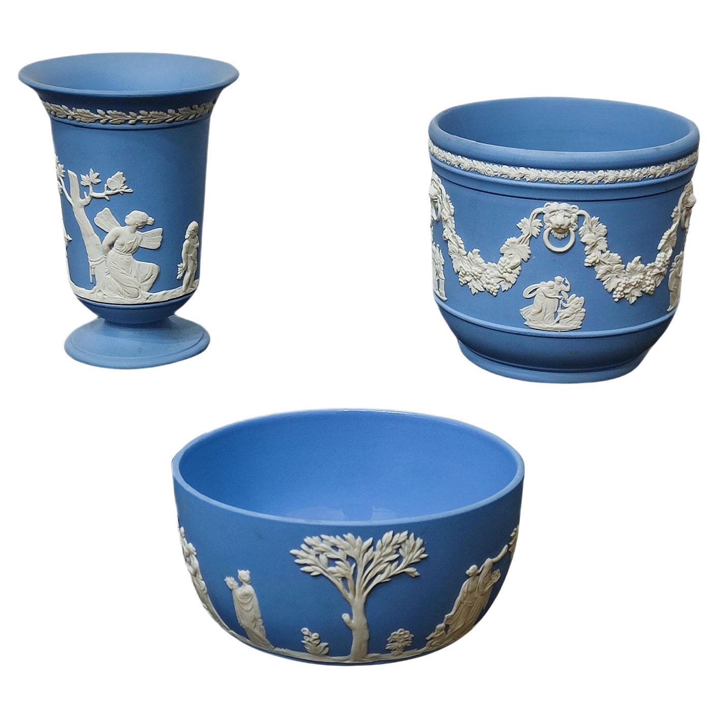 Vases Wedgwood en jaspe bleu représentant des scènes classiques, collection de 3 pièces, LIQUIDATION