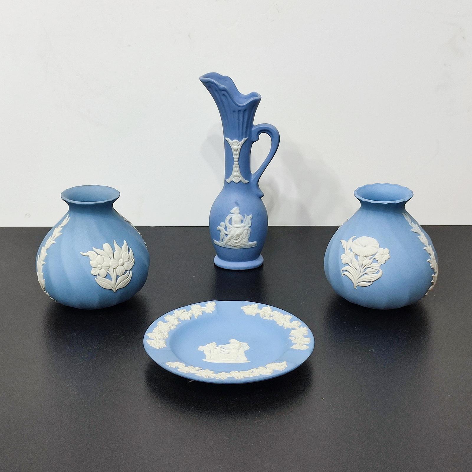 A lovely collection of Wedgwood Jasperware Pale Blue four pieces, comprising a jug, a pair of vases, and an ashtray. Made by Wedgwood in England in 1980s, marked/stamped on base.
Dimensions:
Jug 6x4x15.5
2 x Vases H8.5 cm ⌀ 8 cm
Ashtray H 1.5 cm, ⌀