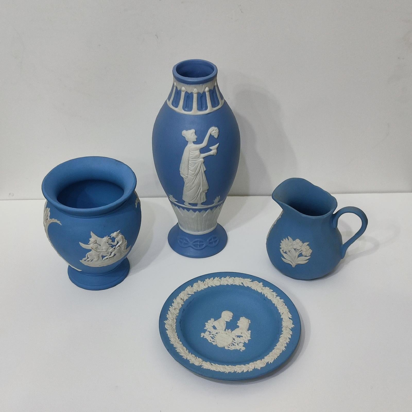 Wedgwood Blue Jasper Ware Vessels Classical Scenes, Collection of 4, FREESHIP In Excellent Condition For Sale In Bochum, NRW