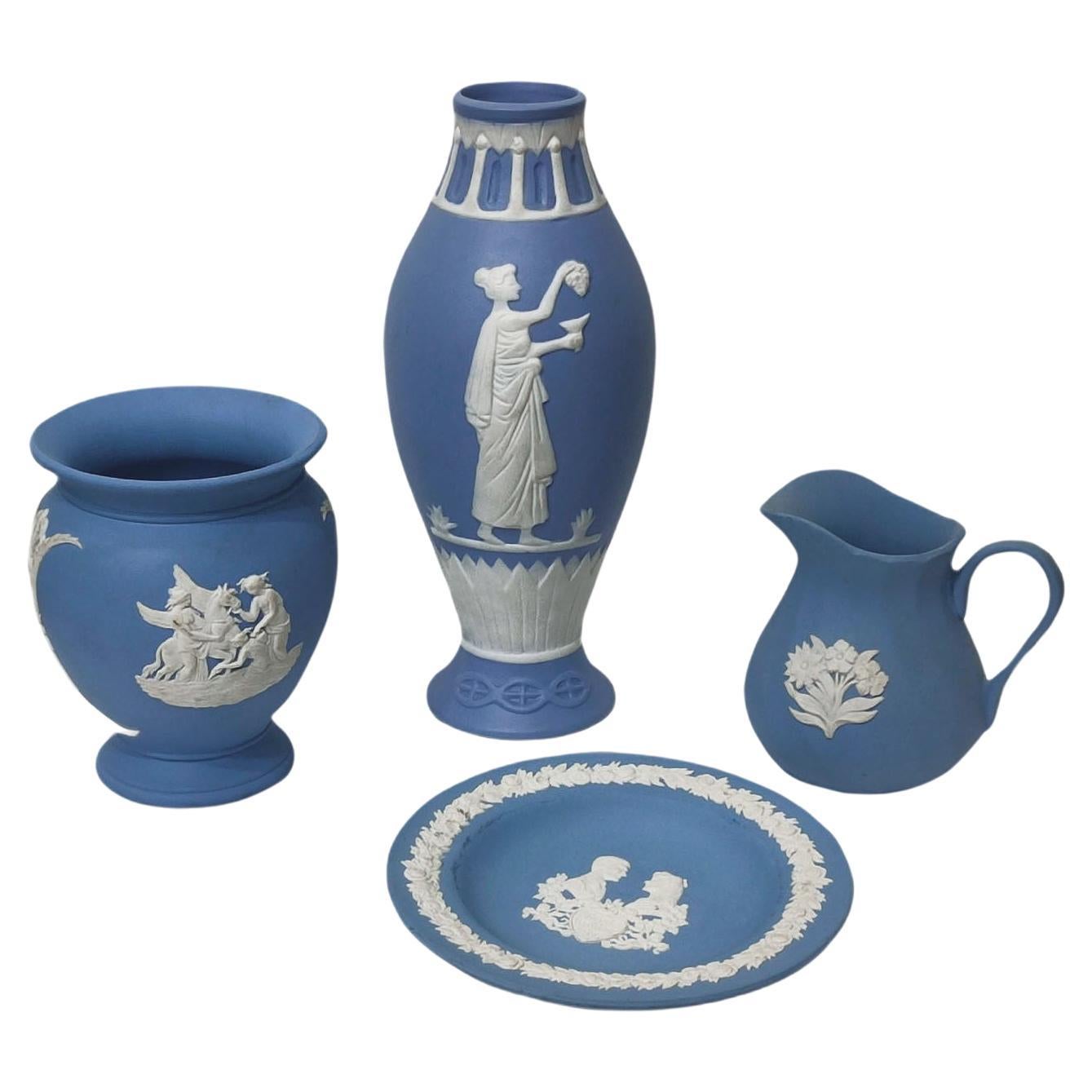 Vases Wedgwood en jaspe bleu représentant des scènes classiques, collection de 4 pièces, LIQUIDATION