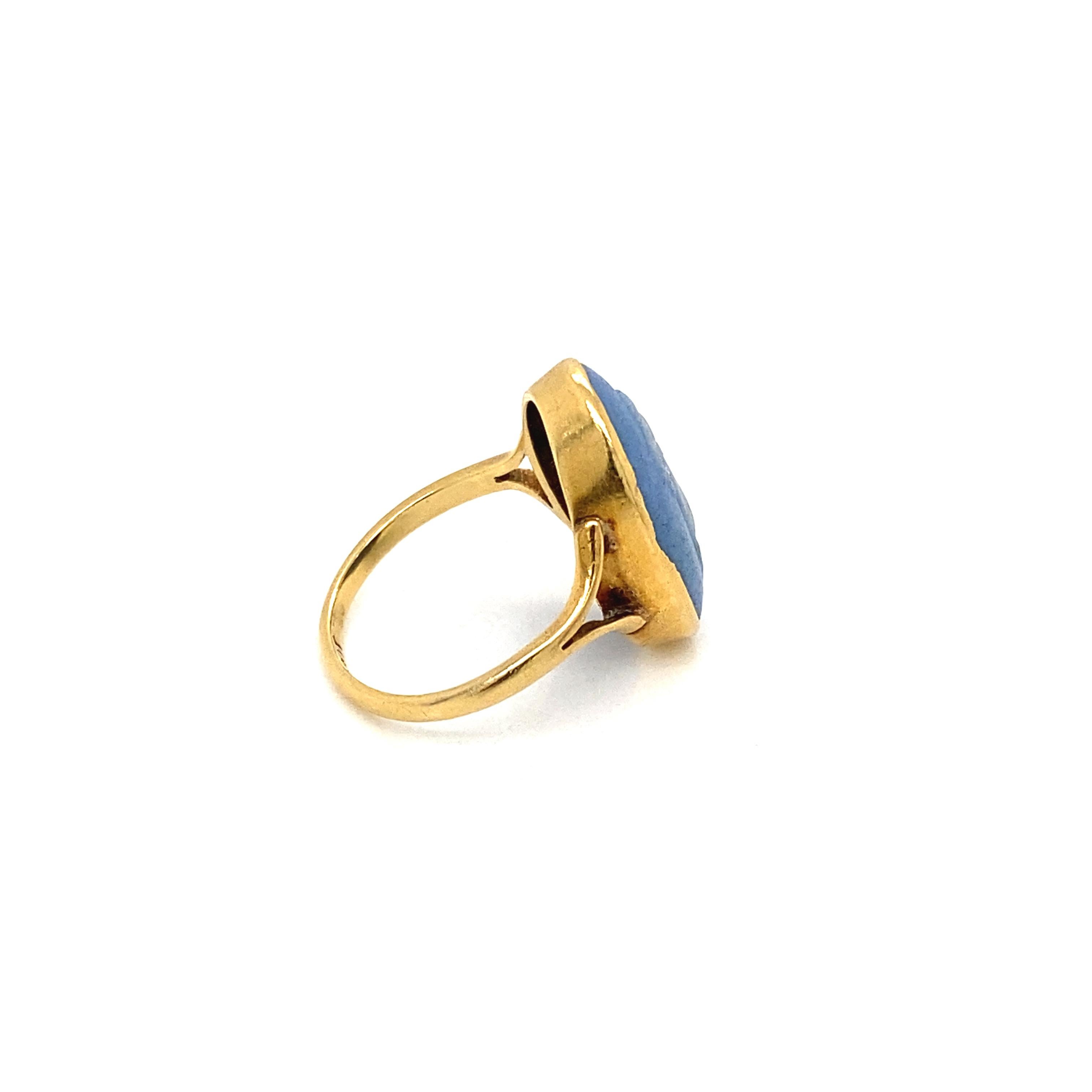 Wedgwood, bague habillée en or jaune 18 carats de style camée en jaspe bleu Bon état - En vente à London, GB