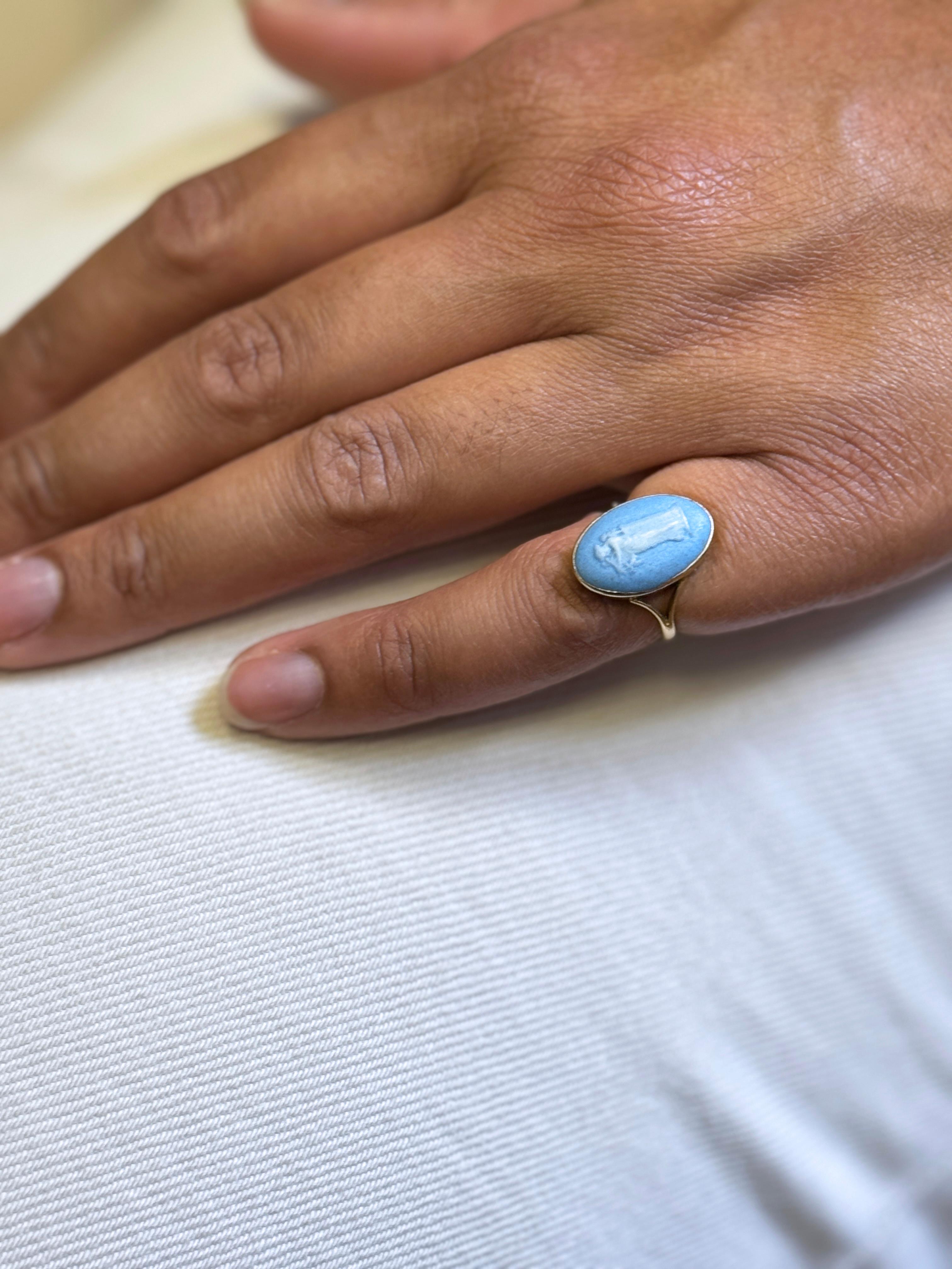 Wedgwood, bague habillée en or jaune 18 carats de style camée en jaspe bleu en vente 3