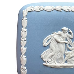Boîte à bibelots à couvercle en faïence bleue de Wedgwood avec relief néoclassique