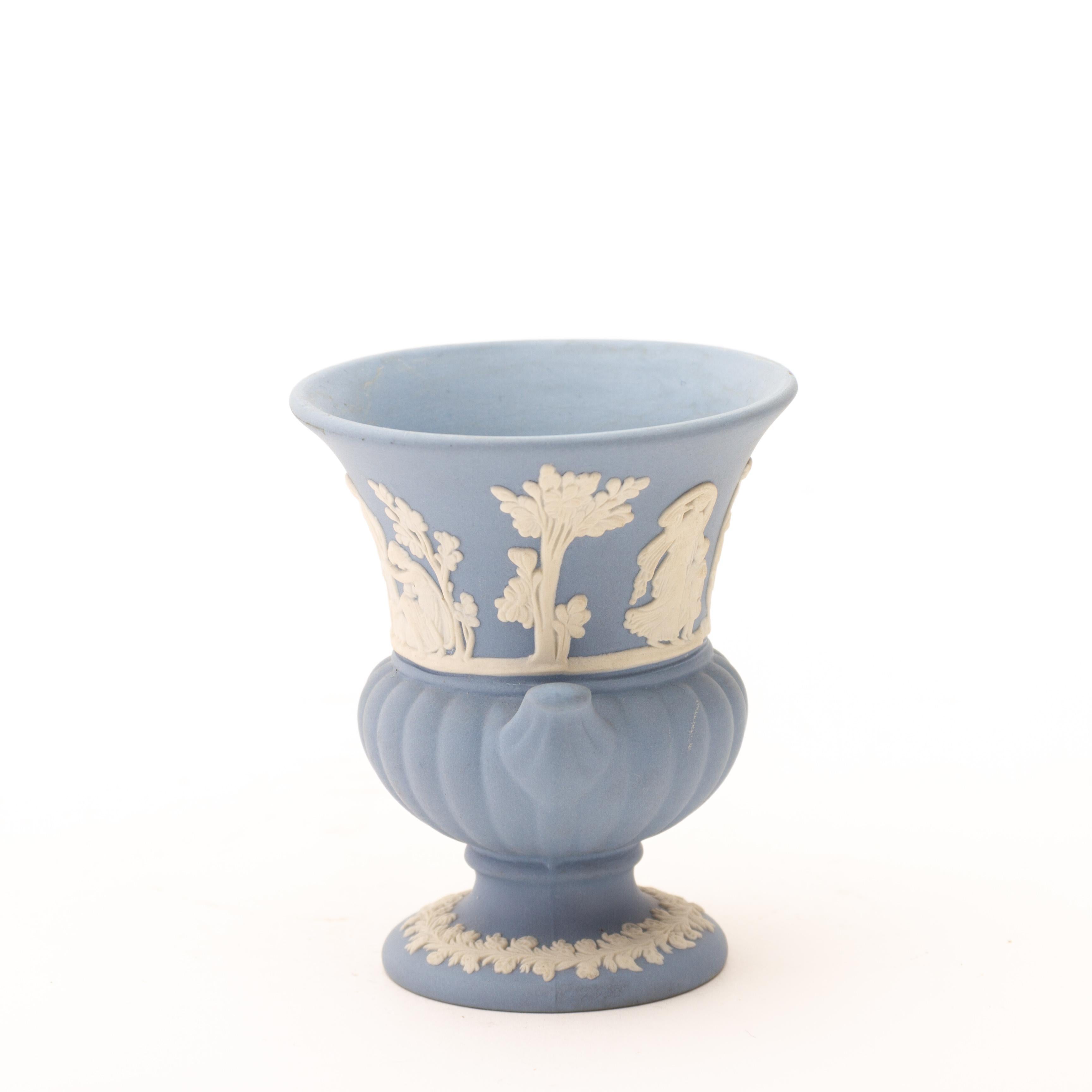 Wedgwood Blue Jasperware Neoclassical Cameo Urn Vase
Good condition
Free international shipping.