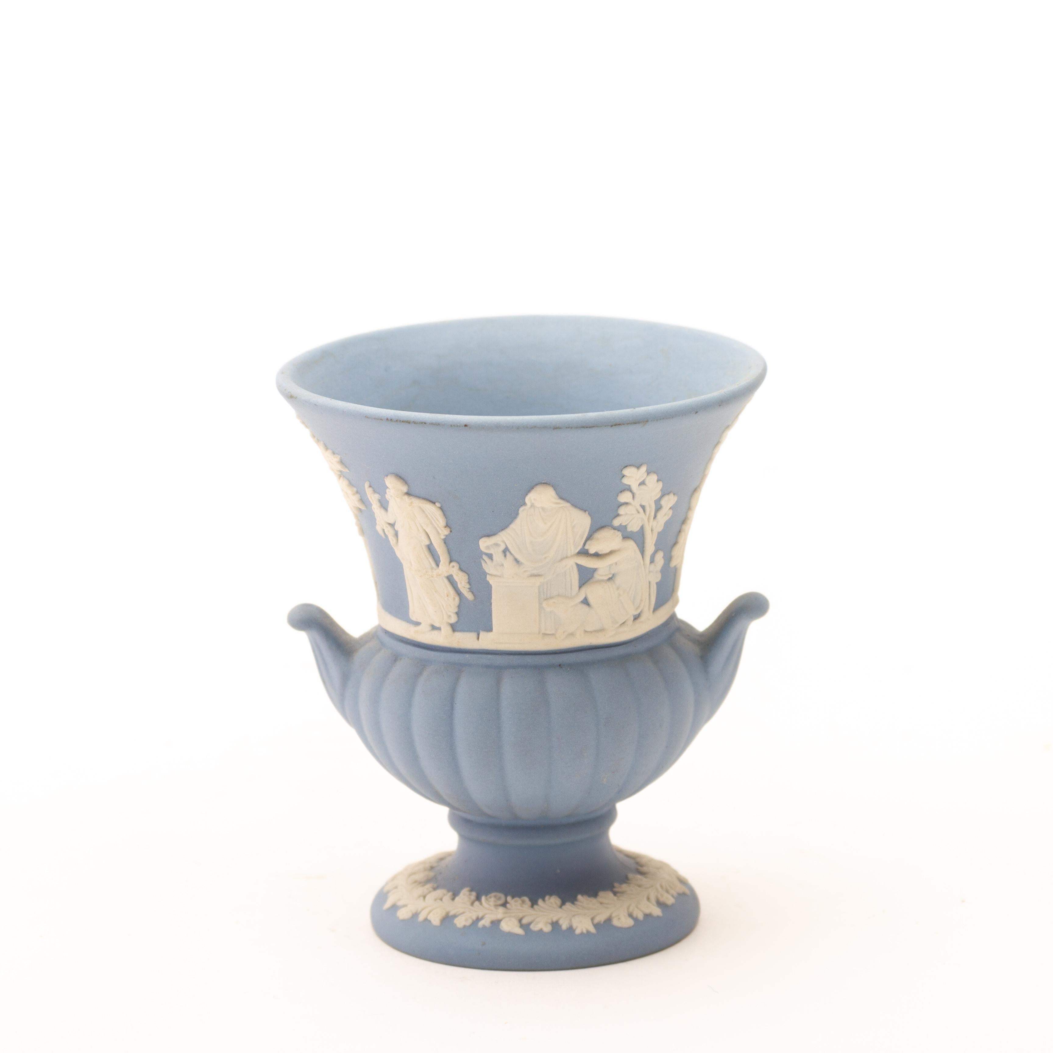 Wedgwood Blue Jasperware Neoclassical Cameo Urn Vase In Good Condition For Sale In Nottingham, GB
