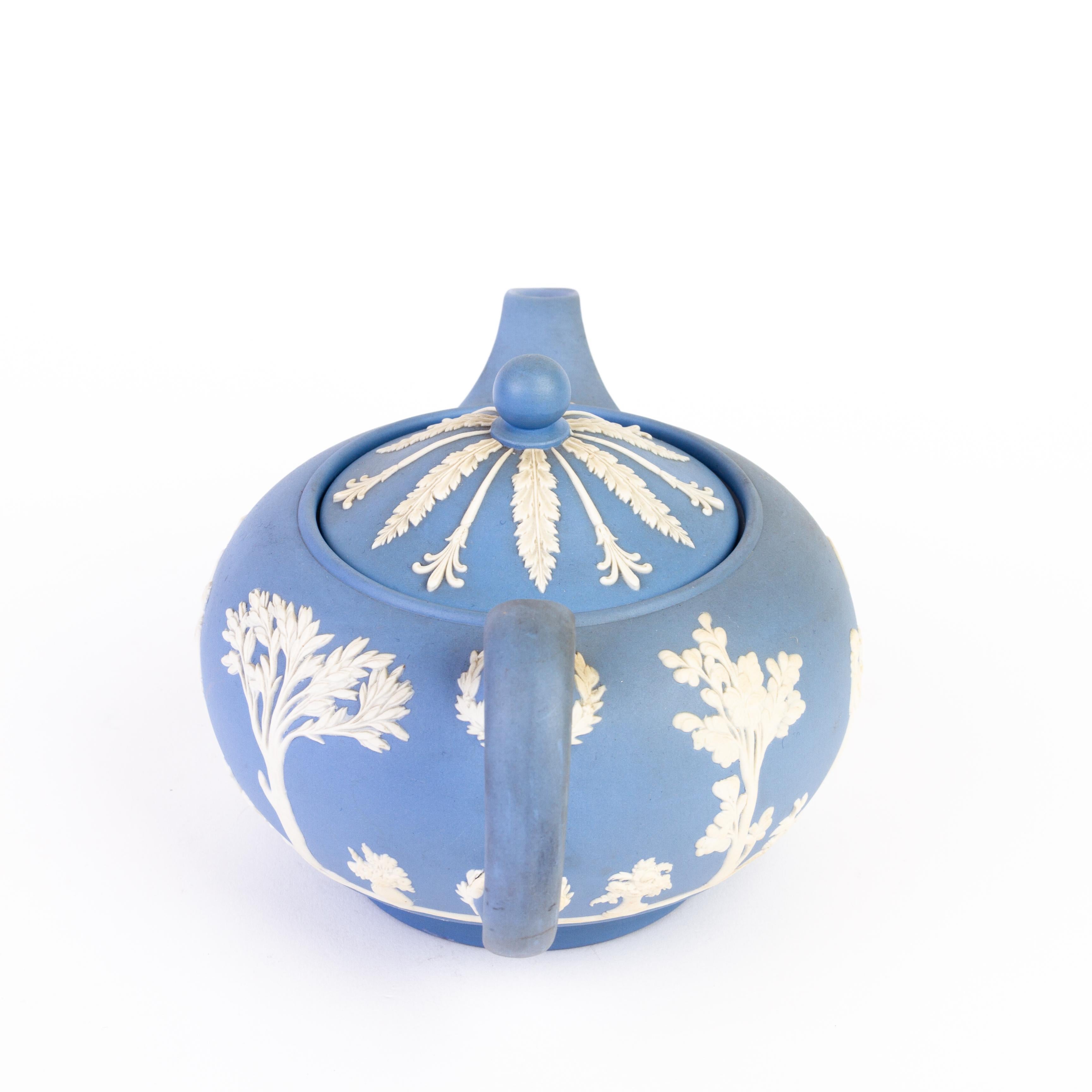 wedgwood blue pottery