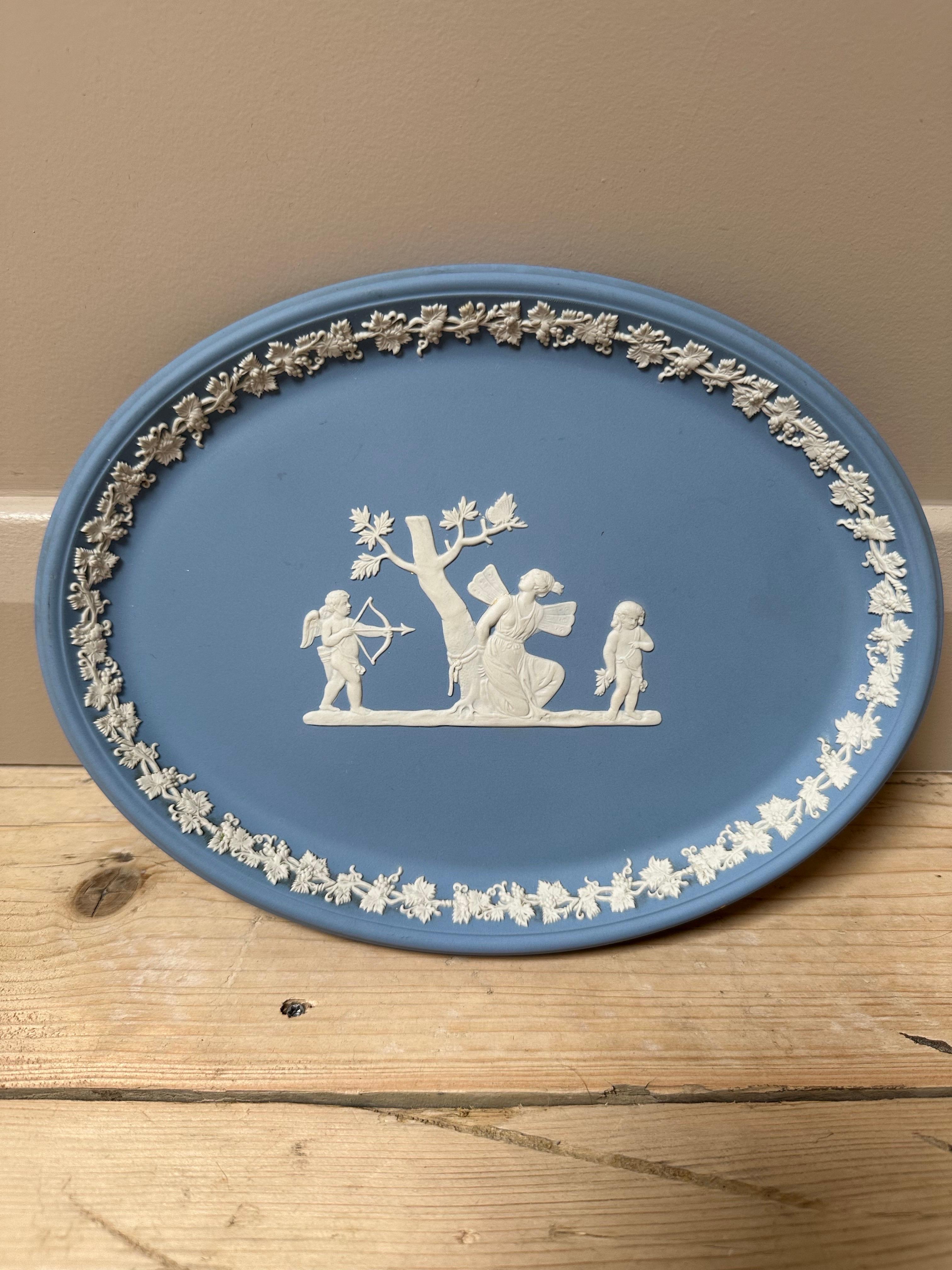 Intagliato a mano Wedgwood Blue Jasperware Oval Plate, Neoclassical Relief Design in vendita
