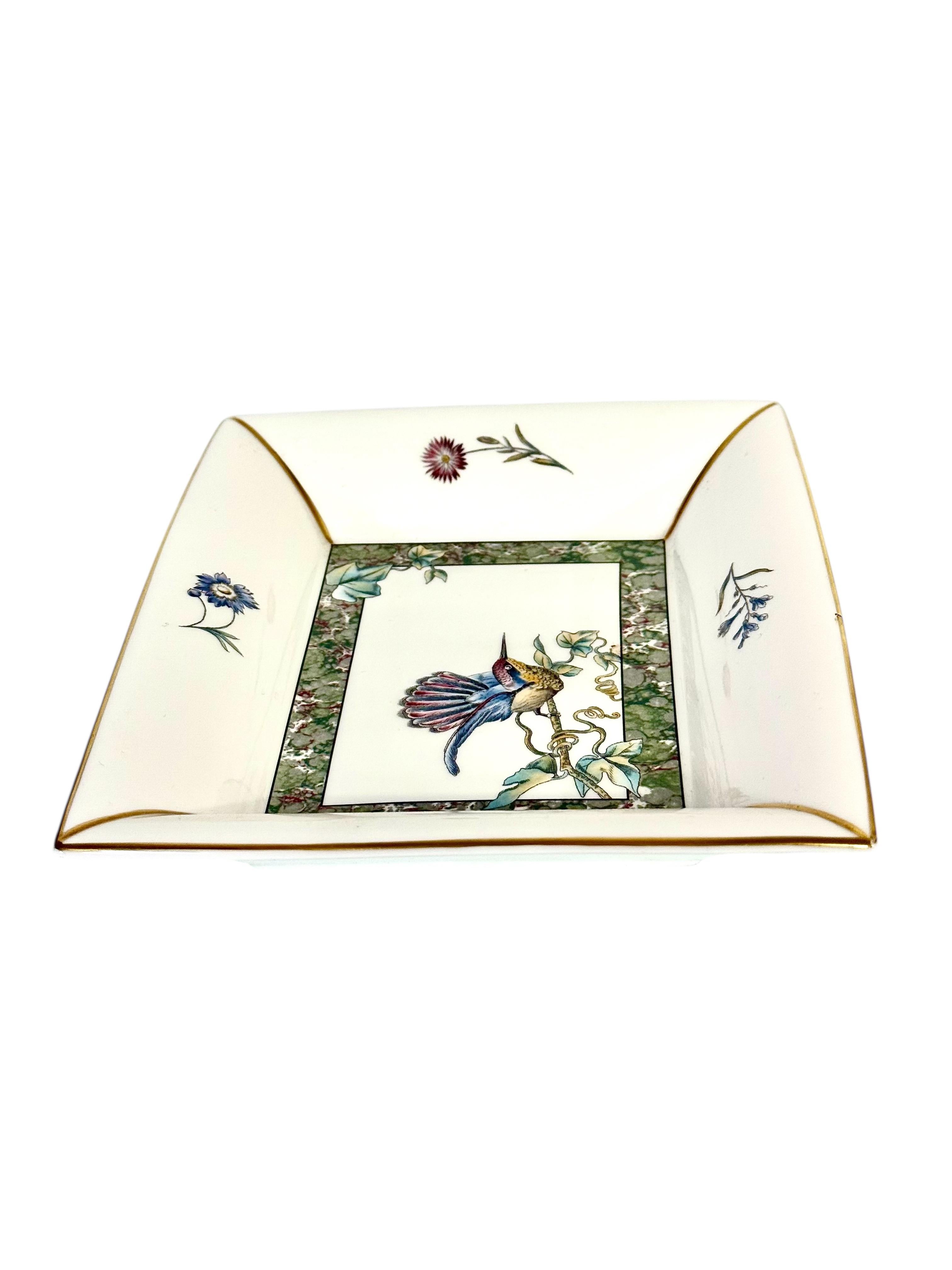 Wedgwood Tablett aus Knochenporzellan - Kolibri und florales Design, England, 1991 im Angebot 5