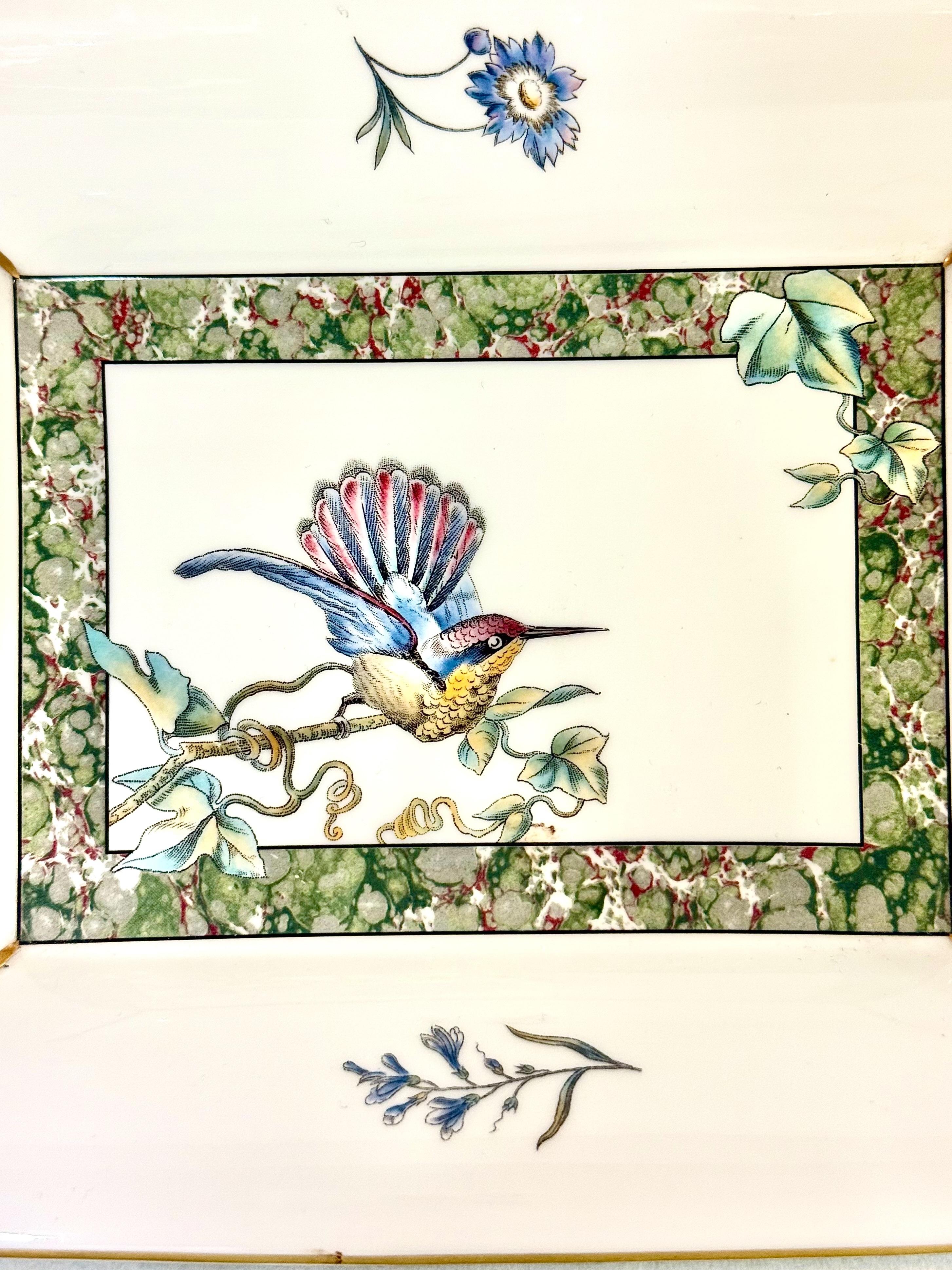 Wedgwood Tablett aus Knochenporzellan - Kolibri und florales Design, England, 1991 (Englisch) im Angebot