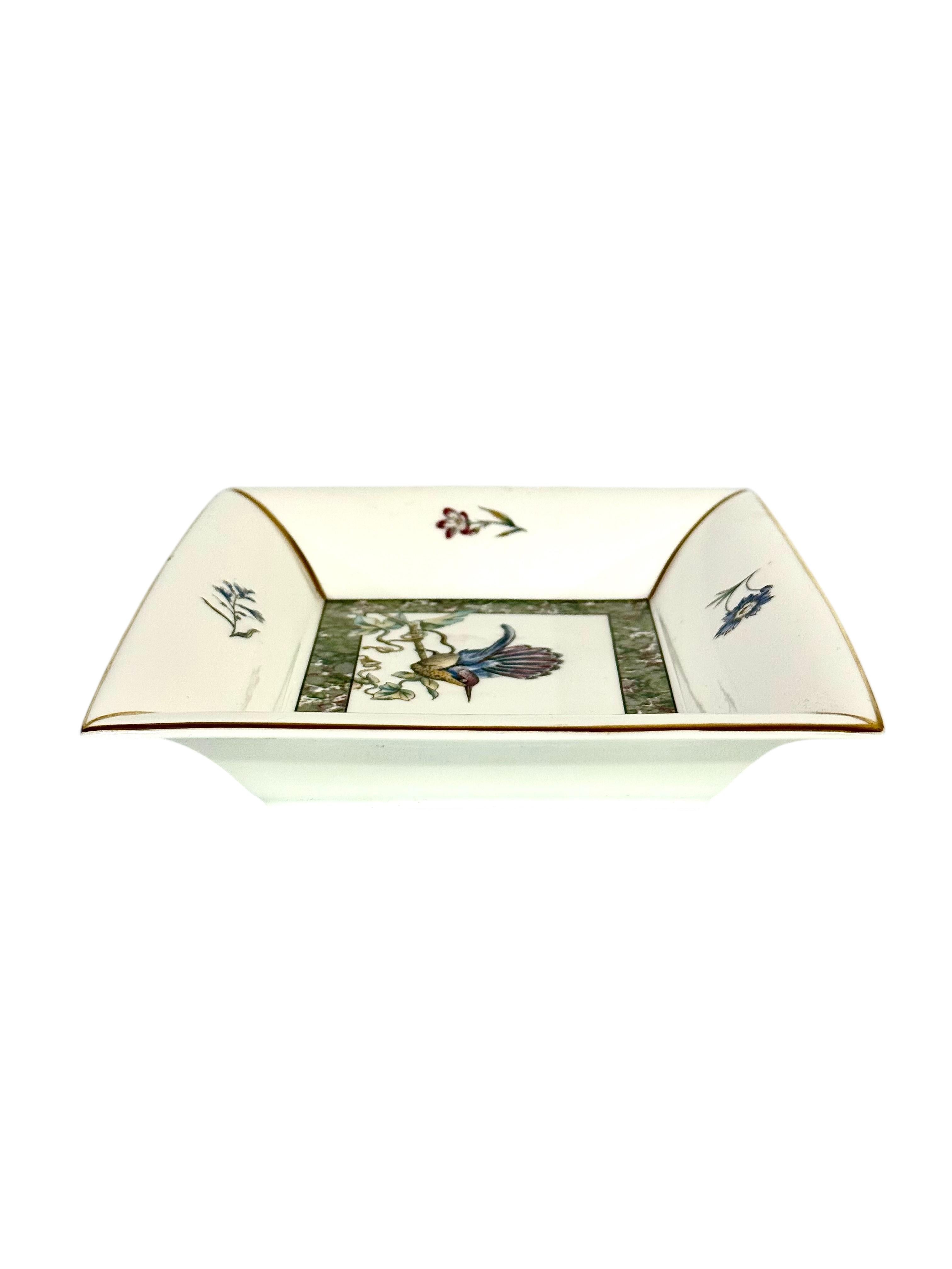Wedgwood Tablett aus Knochenporzellan - Kolibri und florales Design, England, 1991 (20. Jahrhundert) im Angebot