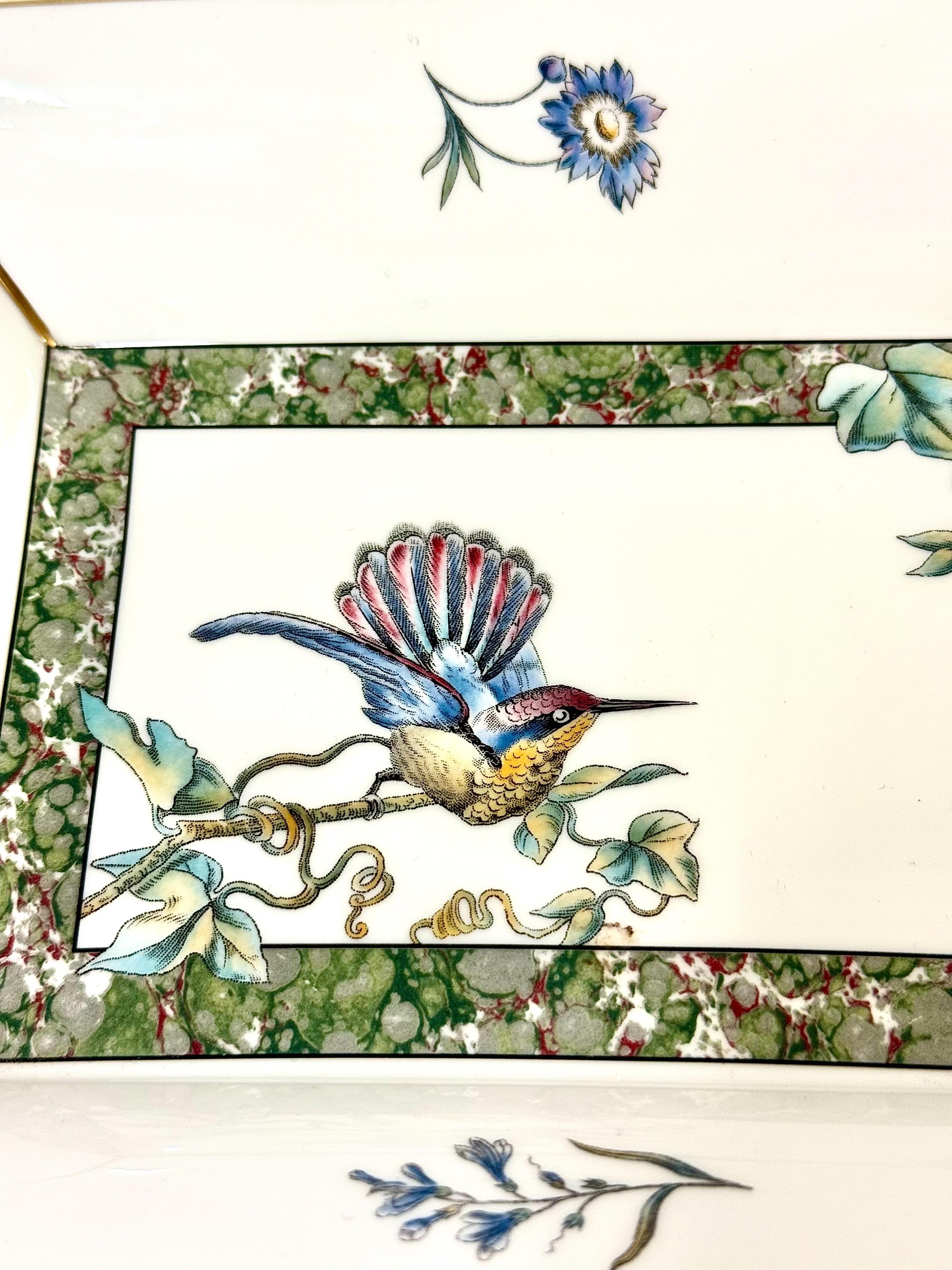 Wedgwood Tablett aus Knochenporzellan - Kolibri und florales Design, England, 1991 (Porzellan) im Angebot