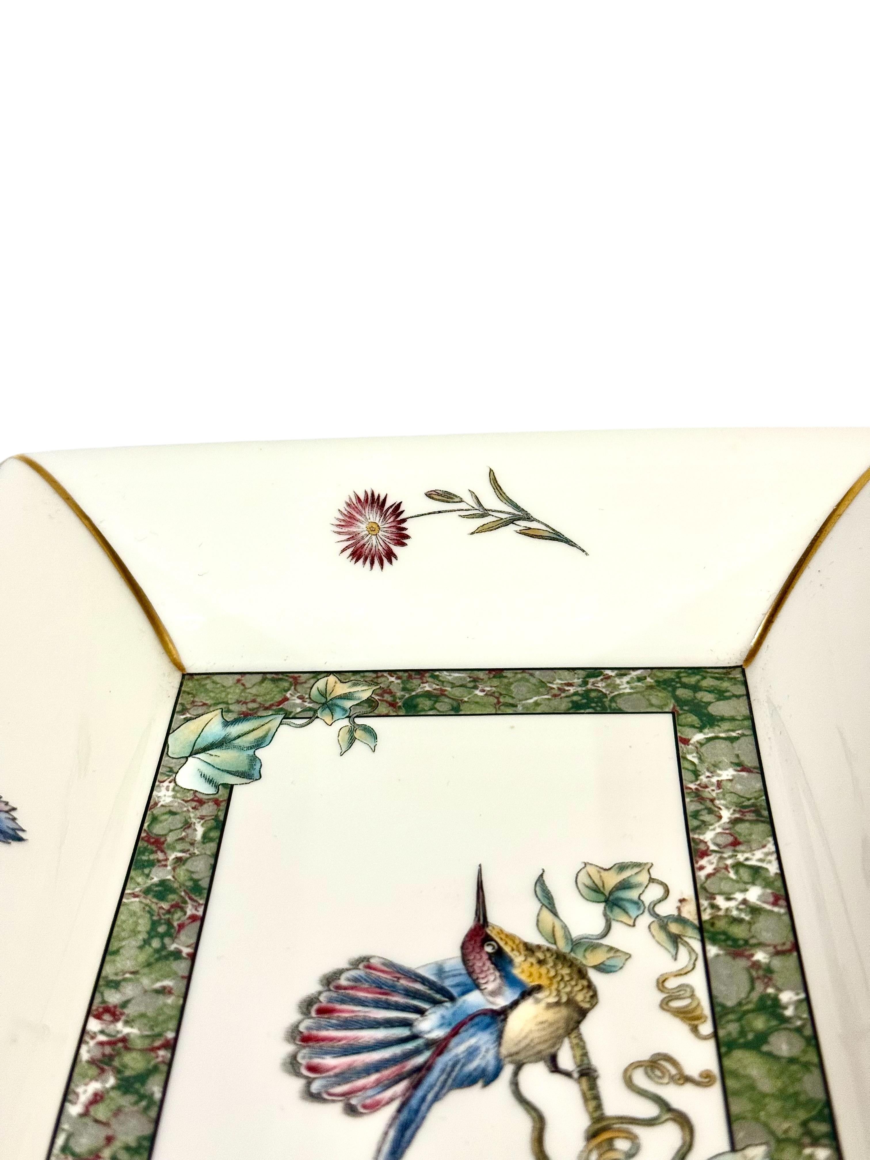 Wedgwood Tablett aus Knochenporzellan - Kolibri und florales Design, England, 1991 im Angebot 1