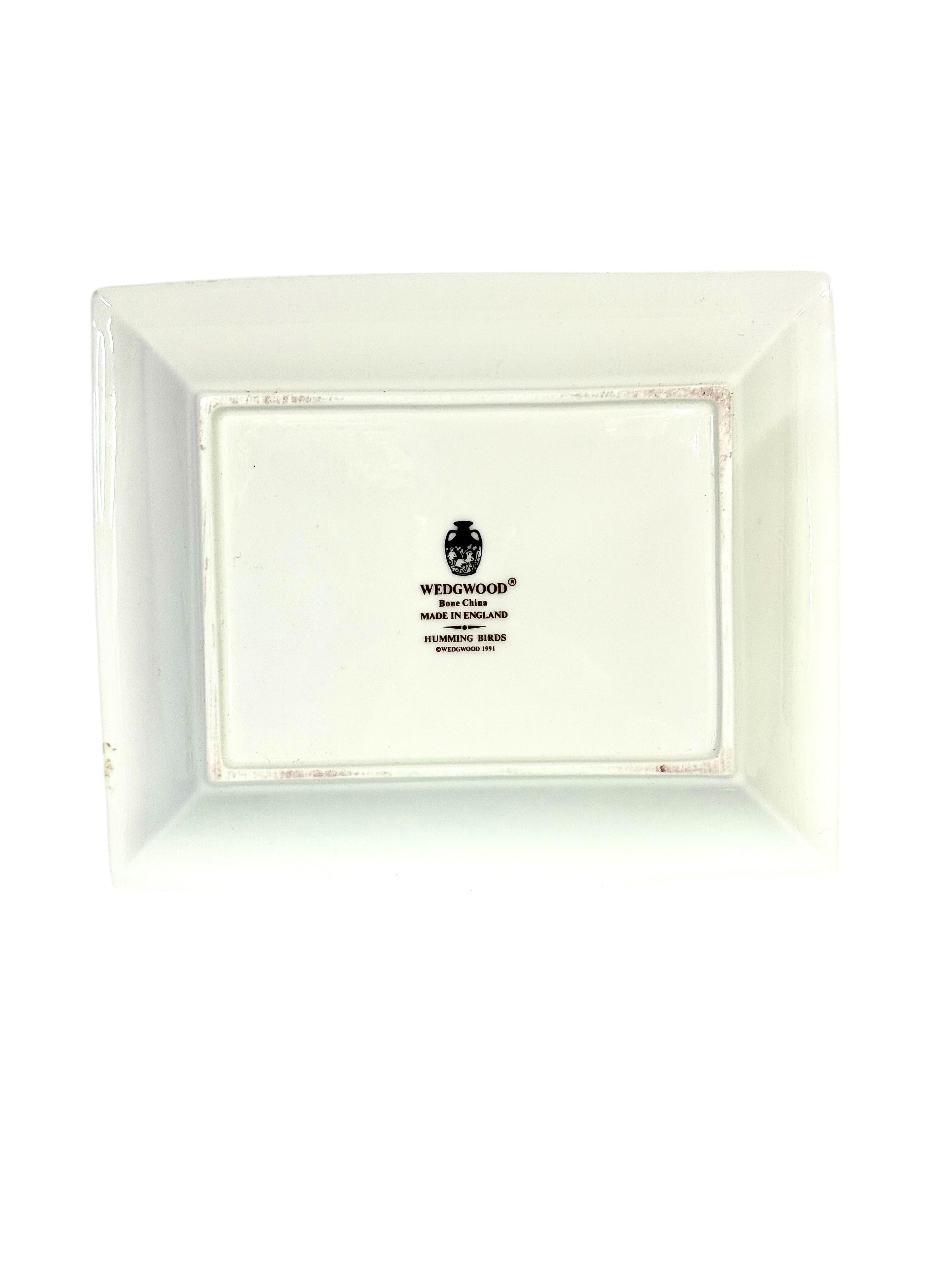 Wedgwood Tablett aus Knochenporzellan - Kolibri und florales Design, England, 1991 im Angebot 2