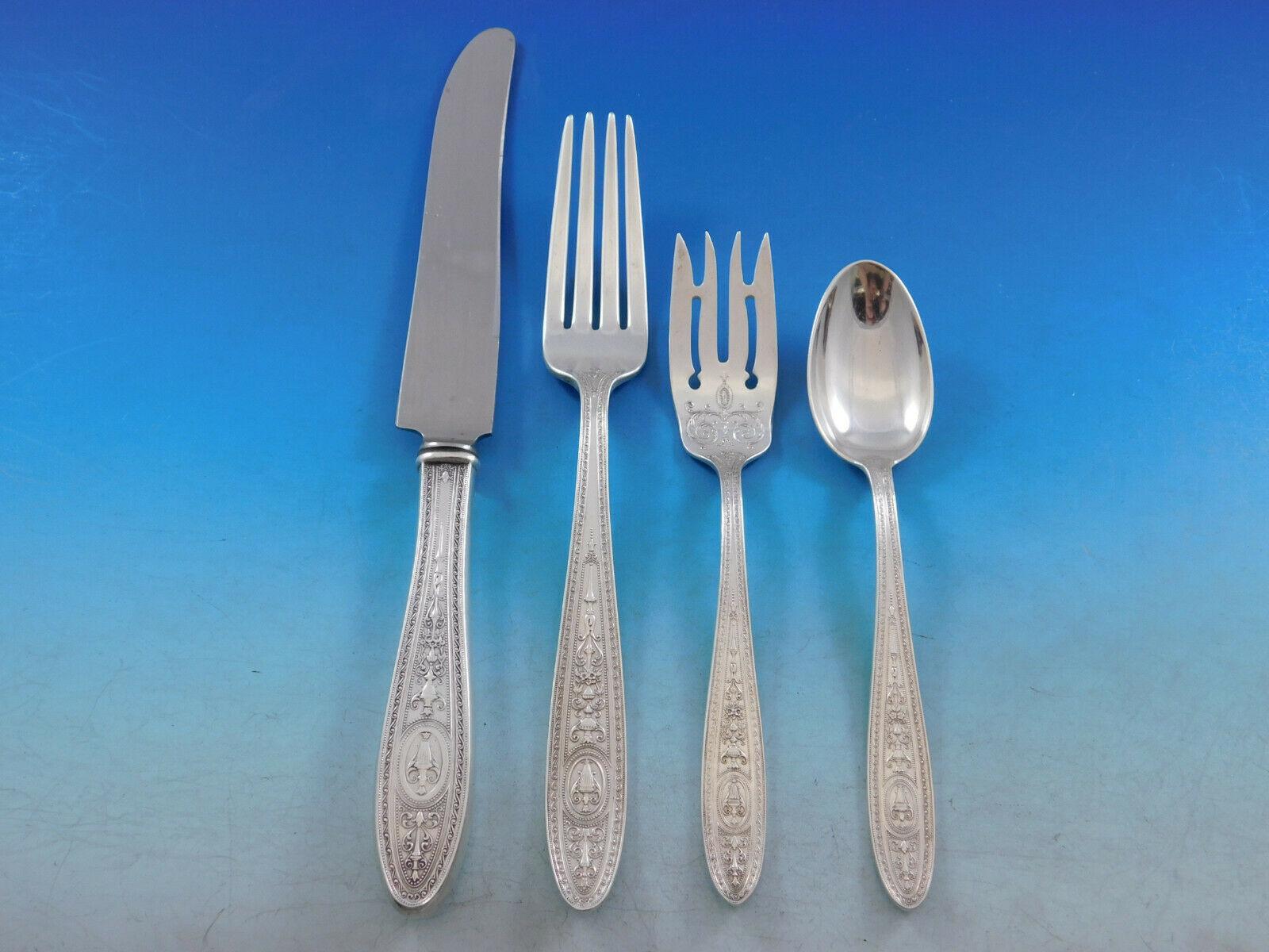 La bellezza della tradizione classica è catturata dal motivo Grecian di Internationals Wedgwood. Il delicato bordo in rilievo a volute racchiude con grazia un'urna greca dettagliata con intricati miglioramenti simmetrici. Il modello aristocratico