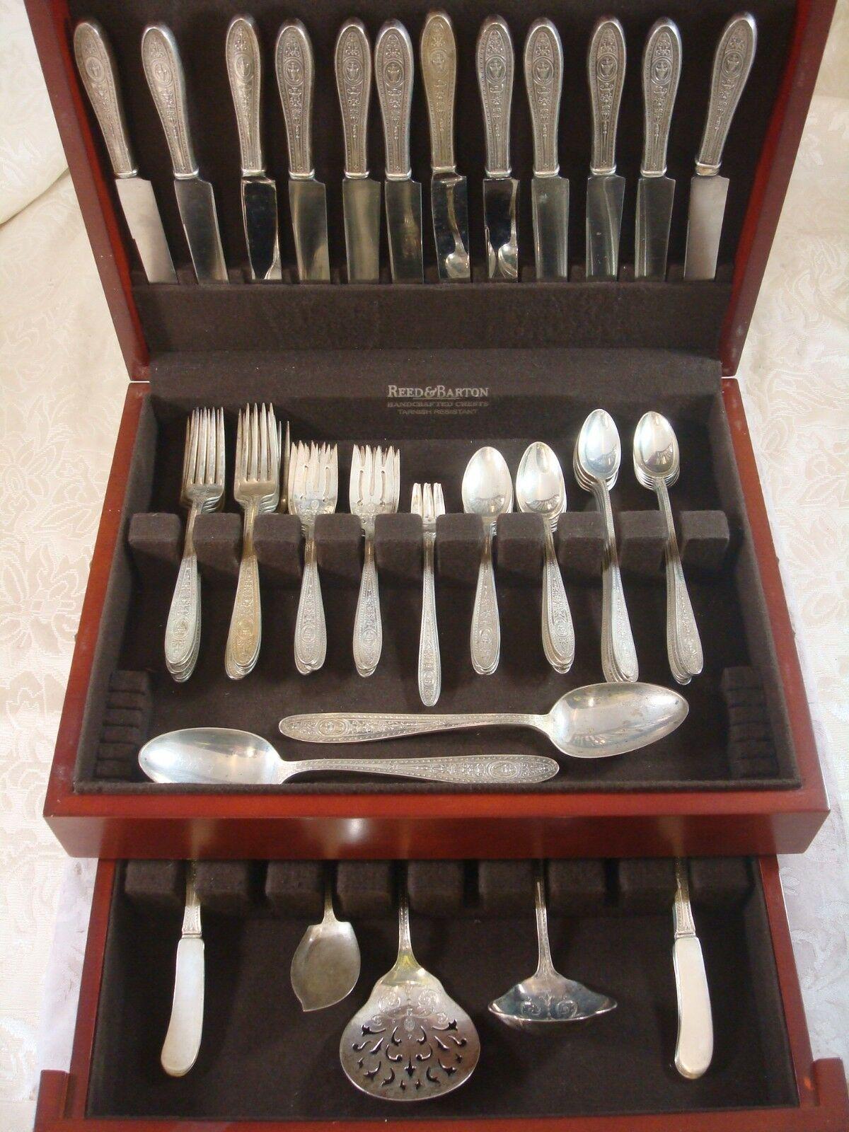 Ensemble de couverts Wedgwood by International en argent sterling, 91 pièces. Cet ensemble comprend :

12 couteaux, 9