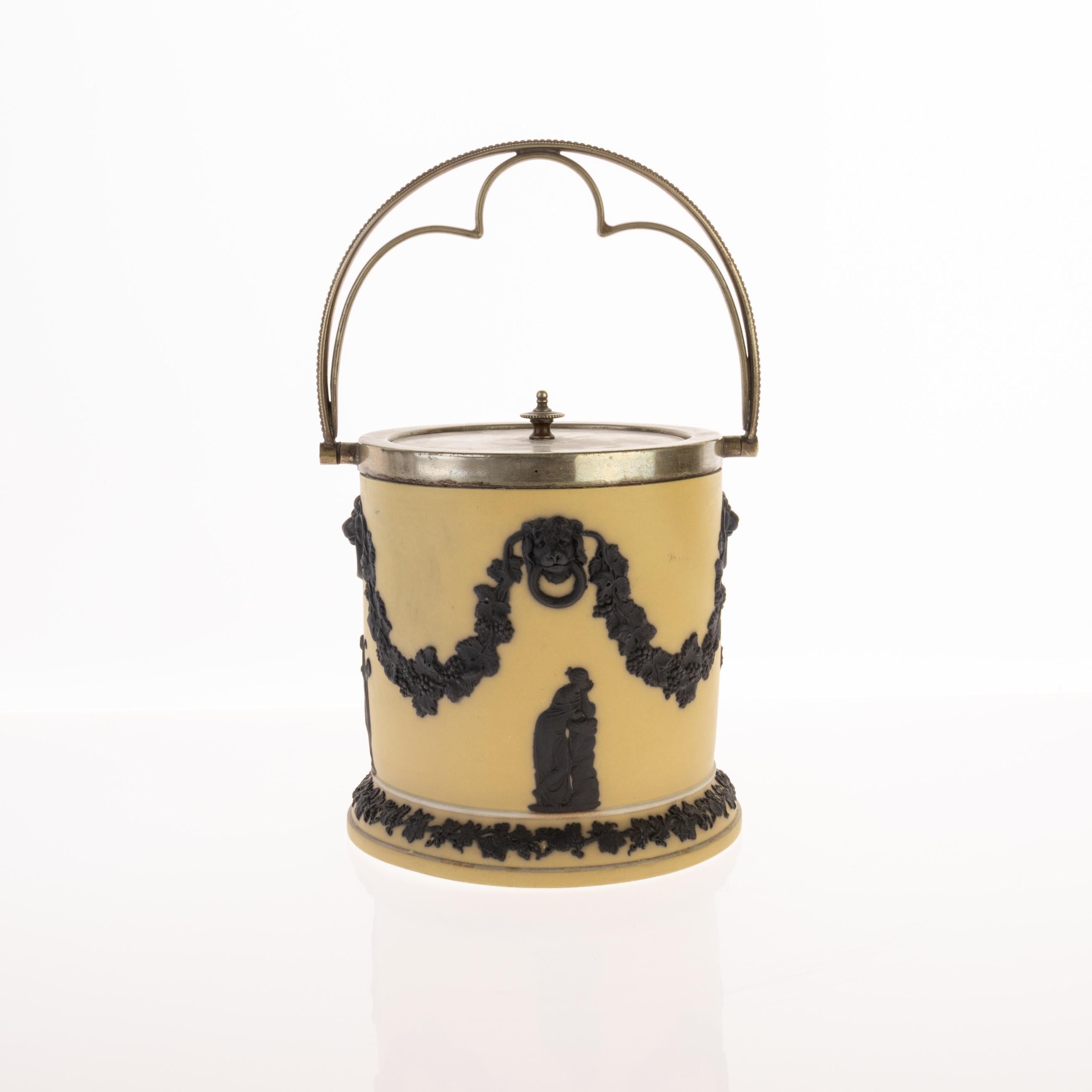 Wedgwood Cane Black Basalt Jasper Dip Neoclassical Biscuit Jar 19. Jahrhundert, mit eingeprägter Marke am Boden.


Aus einer privaten Sammlung

Kostenloser internationaler Versand.
