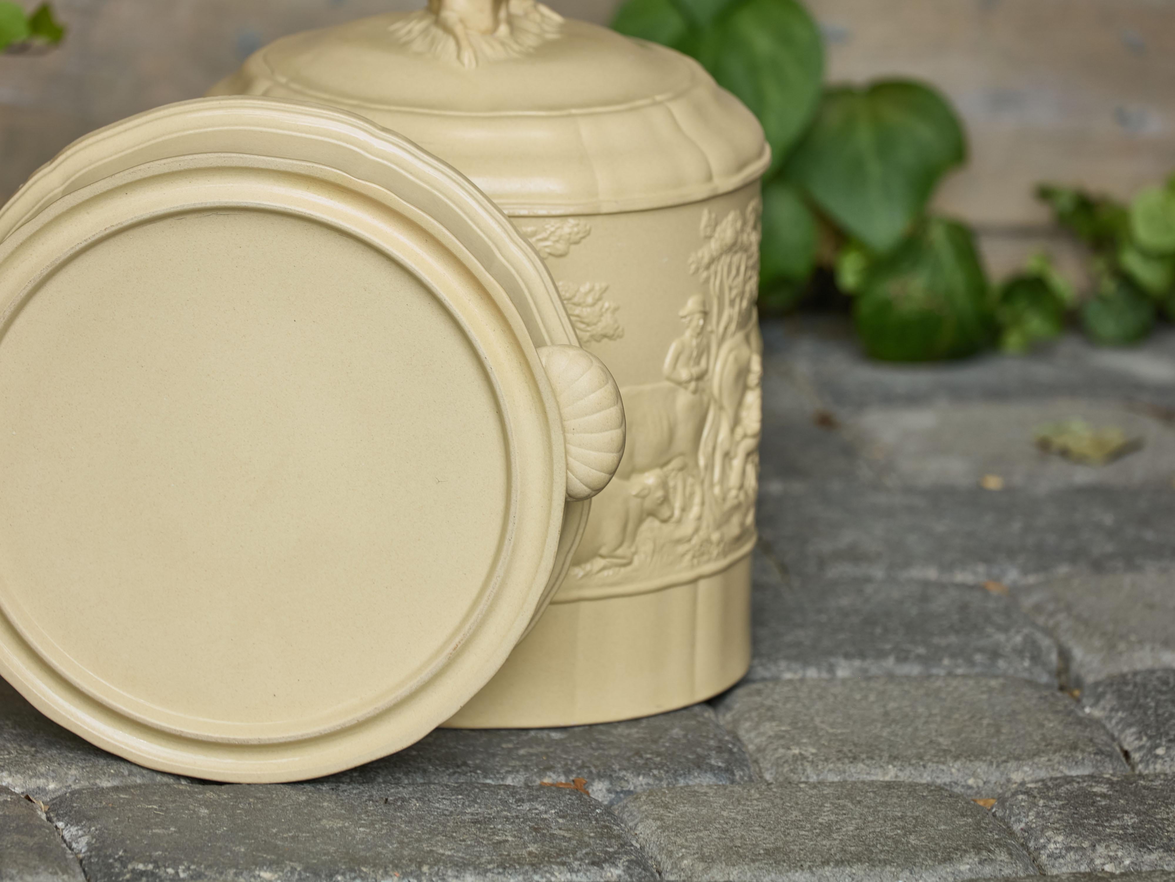 Wedgwood Caneware 1850s Cheese Dome with Cow and Low-Relief Dairy Activities (Dôme à fromage avec vache et activités laitières) en vente 3