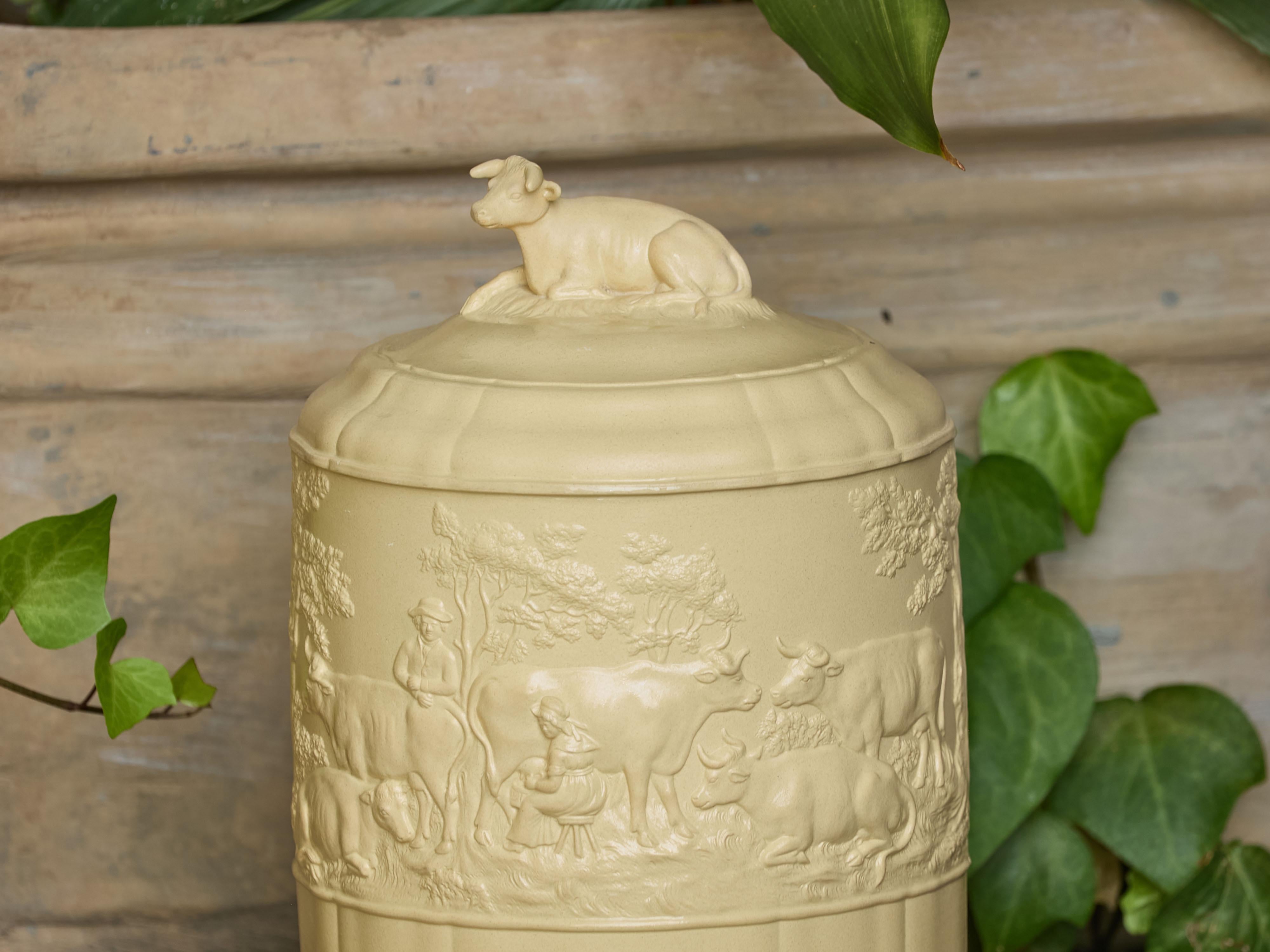 Anglais Wedgwood Caneware 1850s Cheese Dome with Cow and Low-Relief Dairy Activities (Dôme à fromage avec vache et activités laitières) en vente
