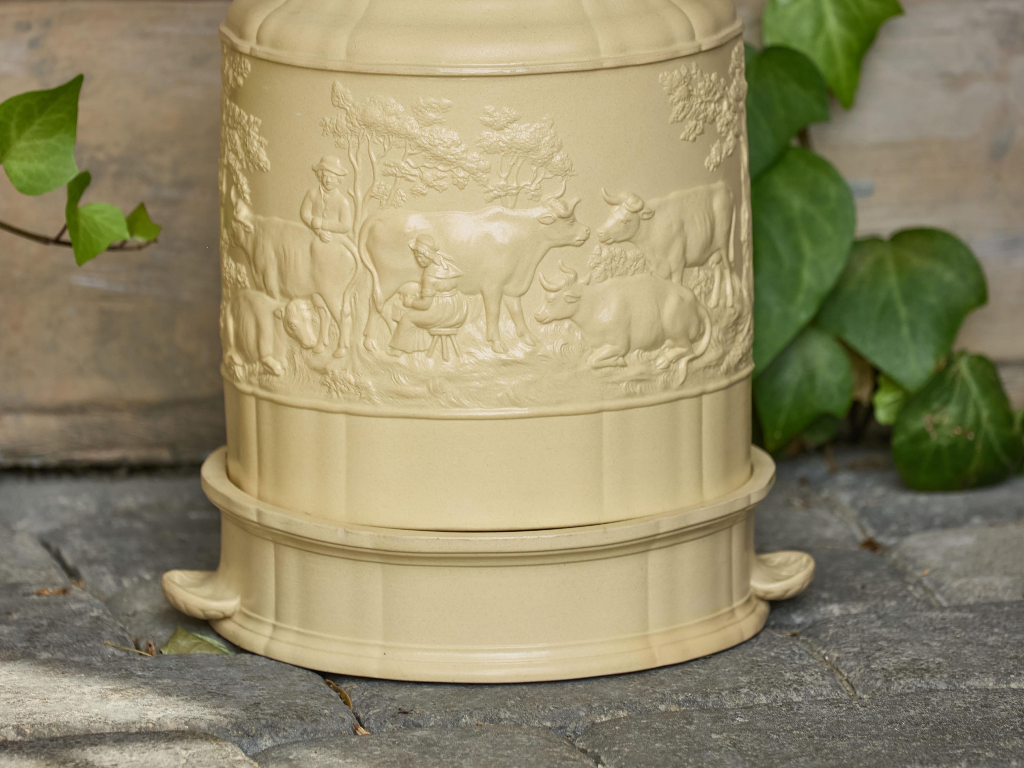 Vernissé Wedgwood Caneware 1850s Cheese Dome with Cow and Low-Relief Dairy Activities (Dôme à fromage avec vache et activités laitières) en vente