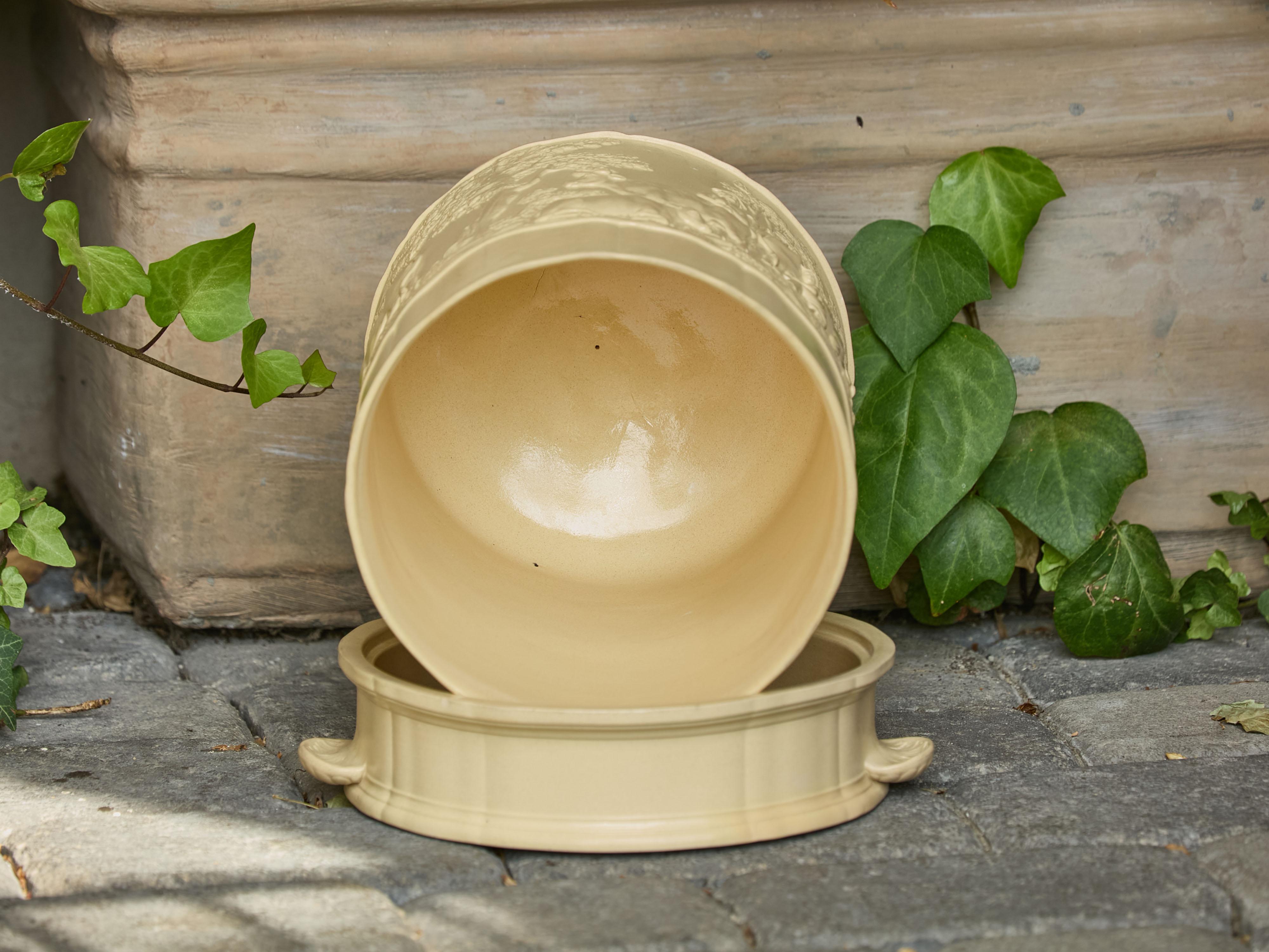 Wedgwood Caneware 1850s Cheese Dome with Cow and Low-Relief Dairy Activities (Dôme à fromage avec vache et activités laitières) Bon état - En vente à Atlanta, GA