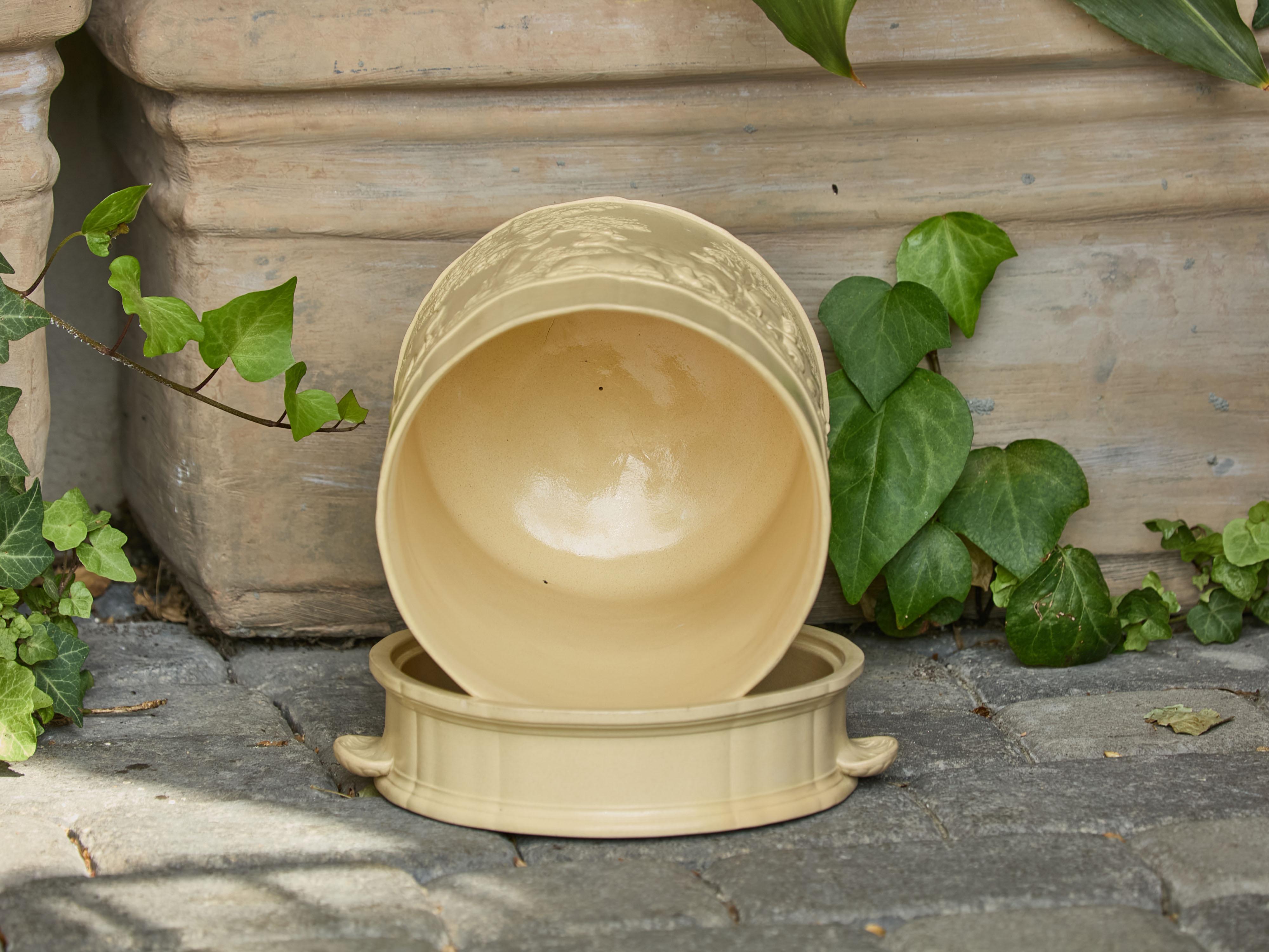 XIXe siècle Wedgwood Caneware 1850s Cheese Dome with Cow and Low-Relief Dairy Activities (Dôme à fromage avec vache et activités laitières) en vente