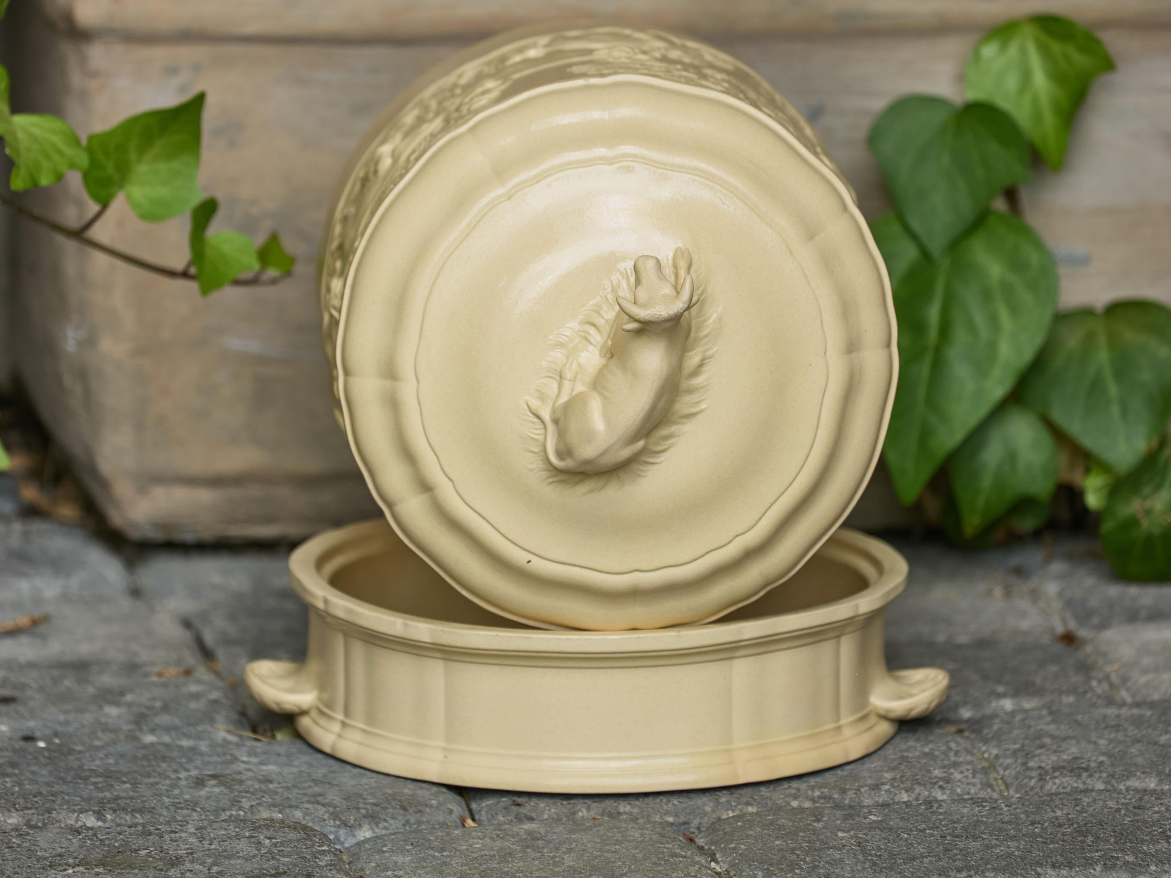 Wedgwood Caneware 1850s Cheese Dome with Cow and Low-Relief Dairy Activities (Dôme à fromage avec vache et activités laitières) en vente 1