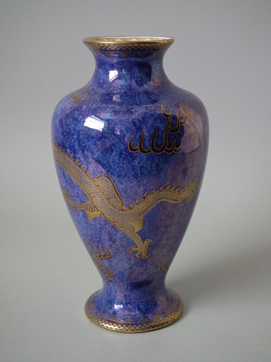 Vase dragon lustré de Wedgwood, numéro de forme 2034. Décoré du dragon céleste en guilt sur fond de lutsre bleu mixte. Numéro de modèle peint 'Z4829' et imprimé 'WEDGWOOD MADE IN ENGLAND', 'Portland maker's mark' sur le dessous.
 