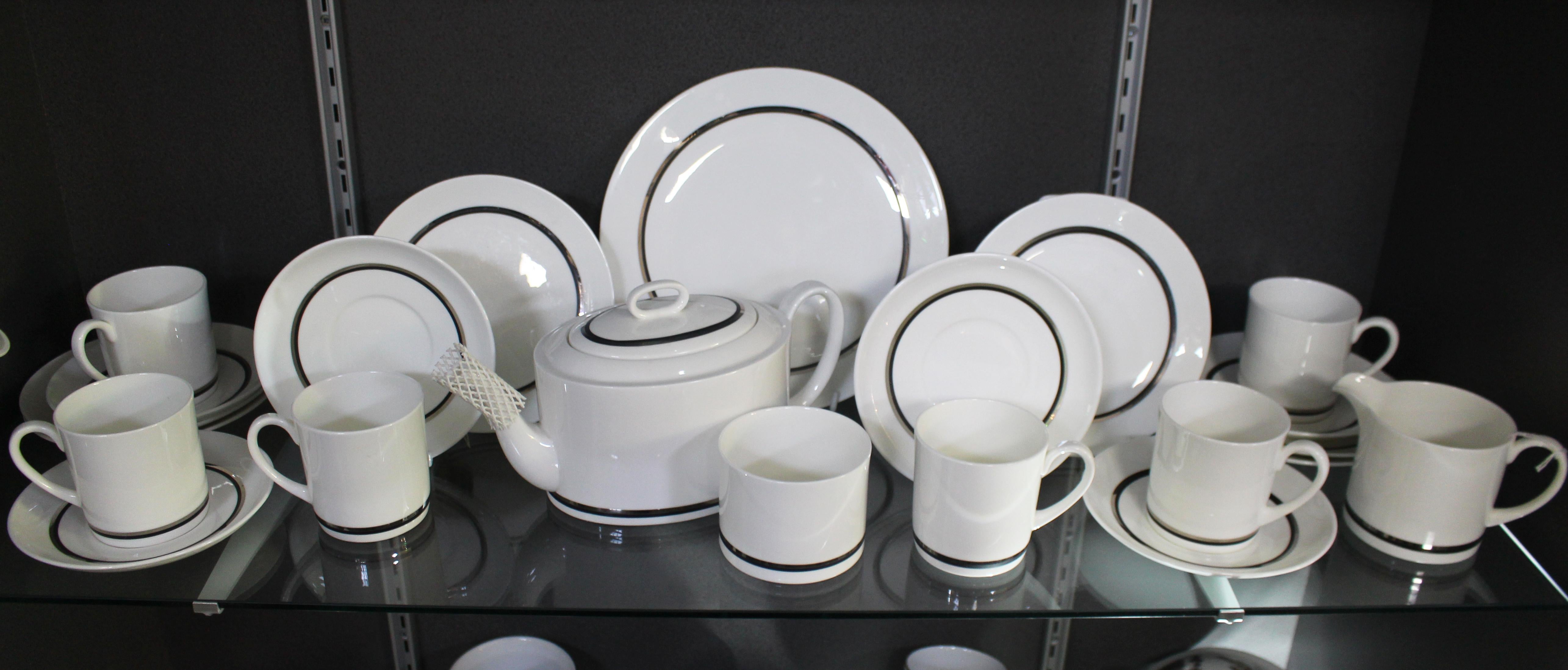 Wedgwood Charisma Susie cooper design 6 place tea service


Wedgwood.

Bone china, made in England

Susie Cooper design 