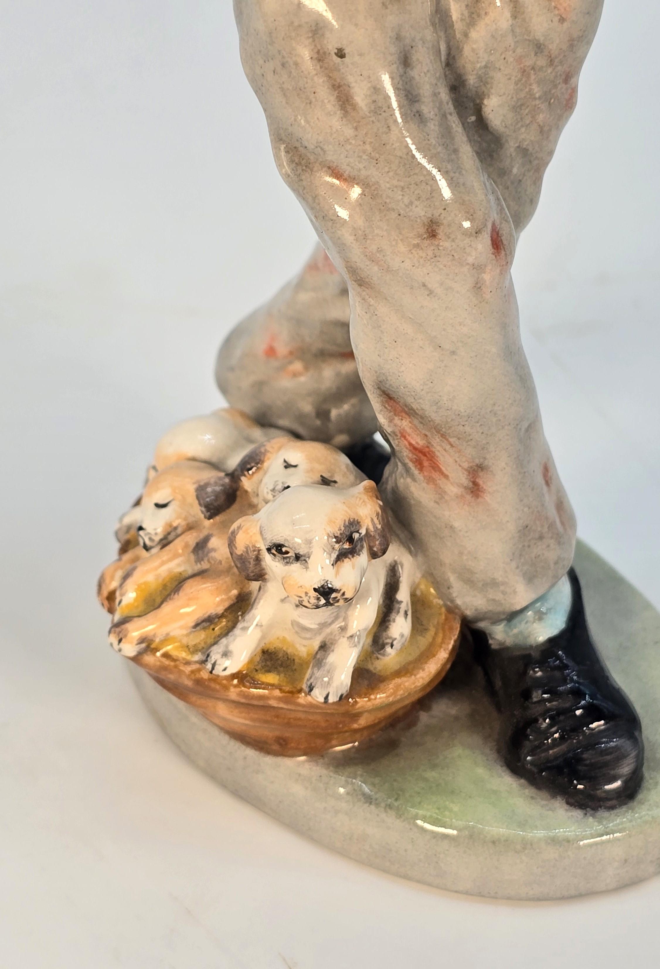 Wedgwood & Co. Ltd China figura del venditore di cuccioli, inglese, circa 1910 in vendita 3