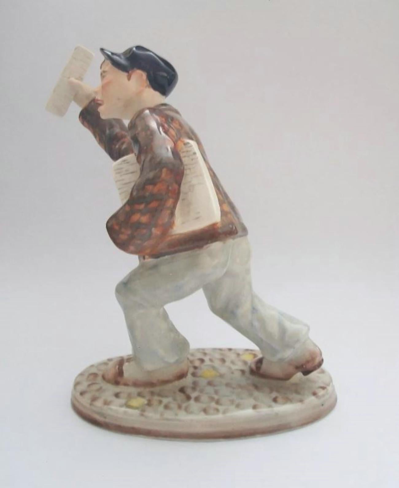 WEDGWOOD & CO. - 'Paper Sellers' - Figure ancienne en porcelaine peinte à la main - signée/estampillée à la base - Royaume-Uni - vers 1908.

Bon état vintage - ancienne cassure/réparation au 'journal' (comme photographié) - craquelures - pas de