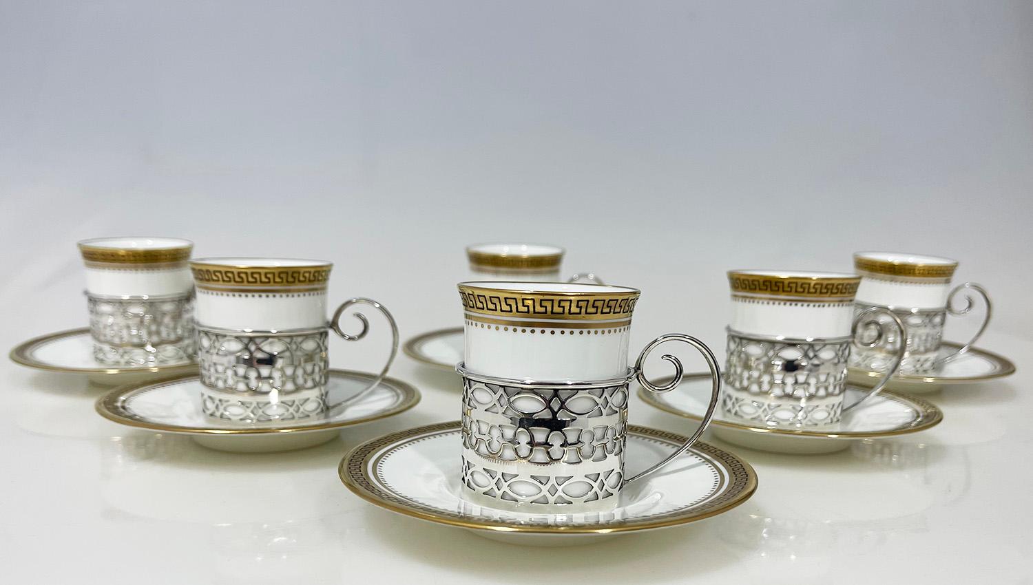 Tazze e piattini da caffè Wedgwood con portabicchieri in argento di Walker & Hall, 1919

Un set di tazze e piattini di Wedgwood, Inghilterra. Le tazze e i piattini con vernice dorata e motivo a greca. Questo set è contrassegnato dal marchio Wedgwood
