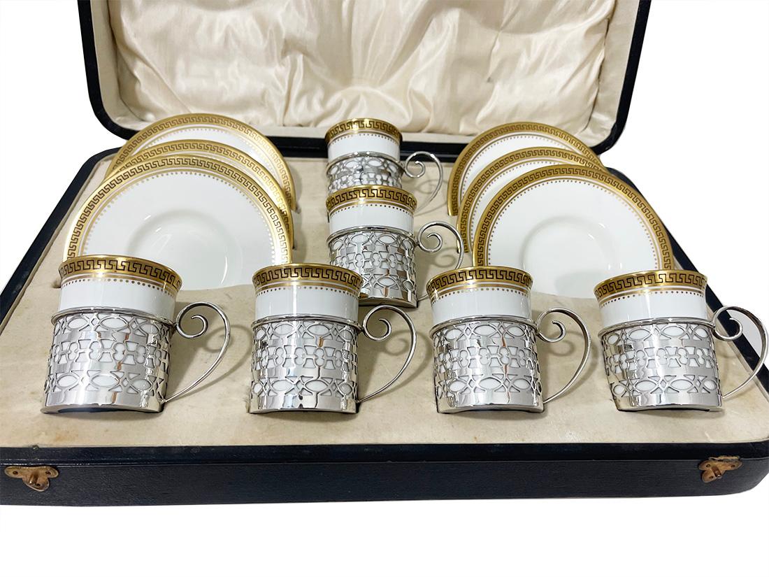 Inglese Tazze e piattini da caffè Wedgwood con portabicchieri in argento di Walker & Hall, 1919 in vendita