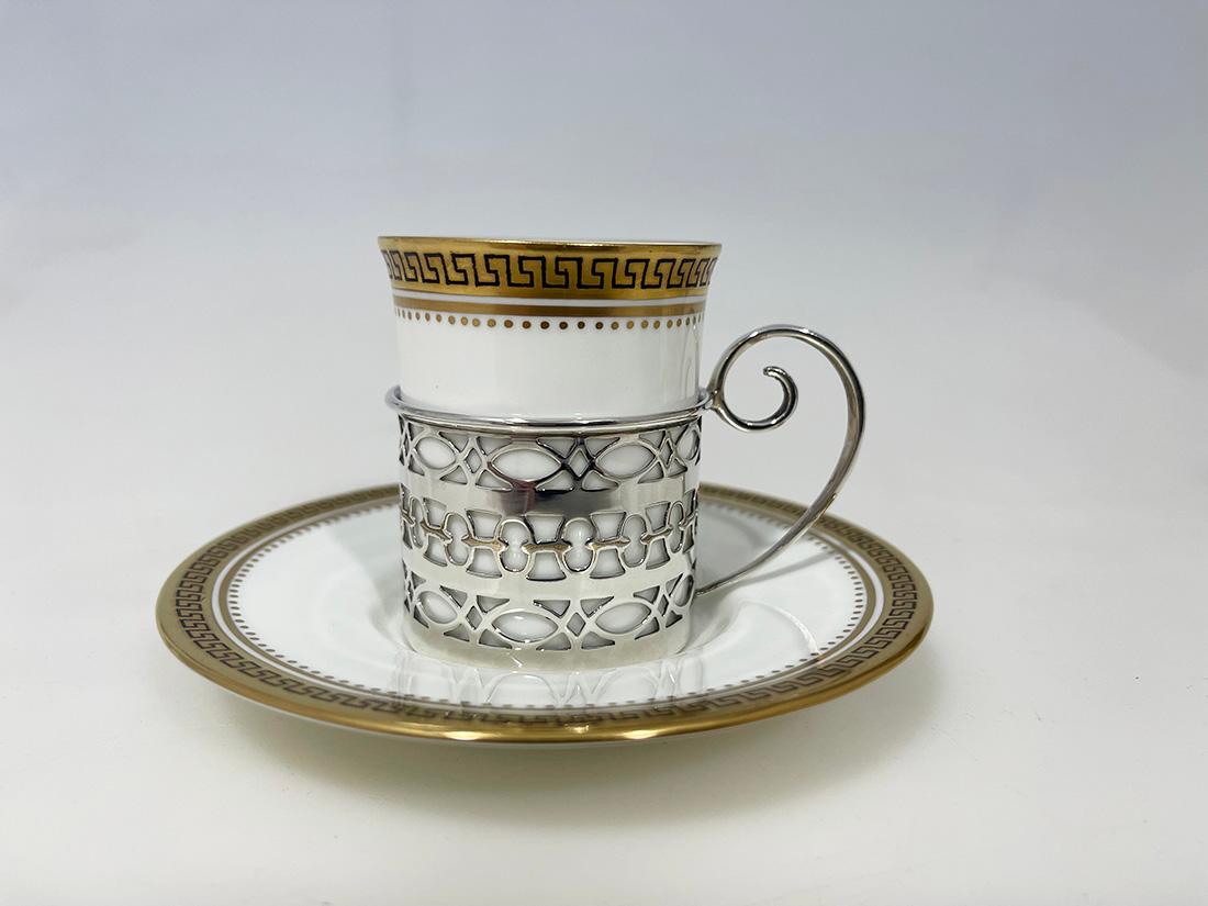 Tazze e piattini da caffè Wedgwood con portabicchieri in argento di Walker & Hall, 1919 In condizioni buone in vendita a Delft, NL