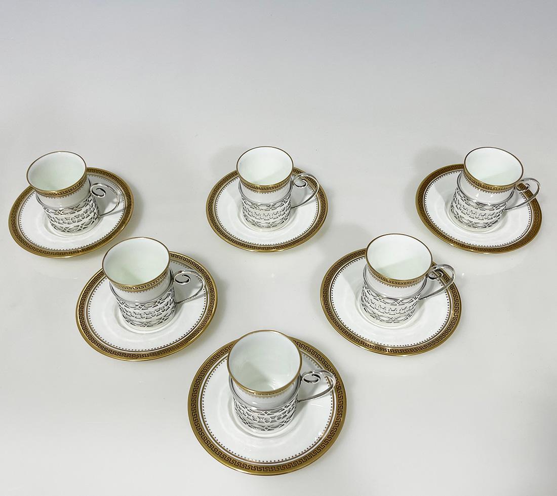 XX secolo Tazze e piattini da caffè Wedgwood con portabicchieri in argento di Walker & Hall, 1919 in vendita