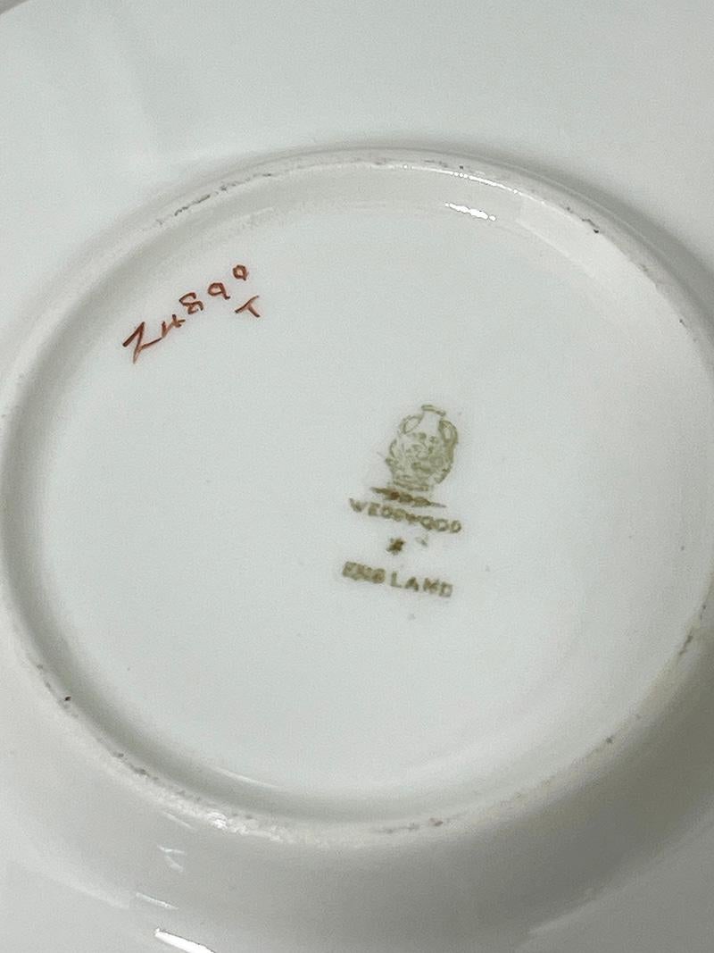 Argento Tazze e piattini da caffè Wedgwood con portabicchieri in argento di Walker & Hall, 1919 in vendita