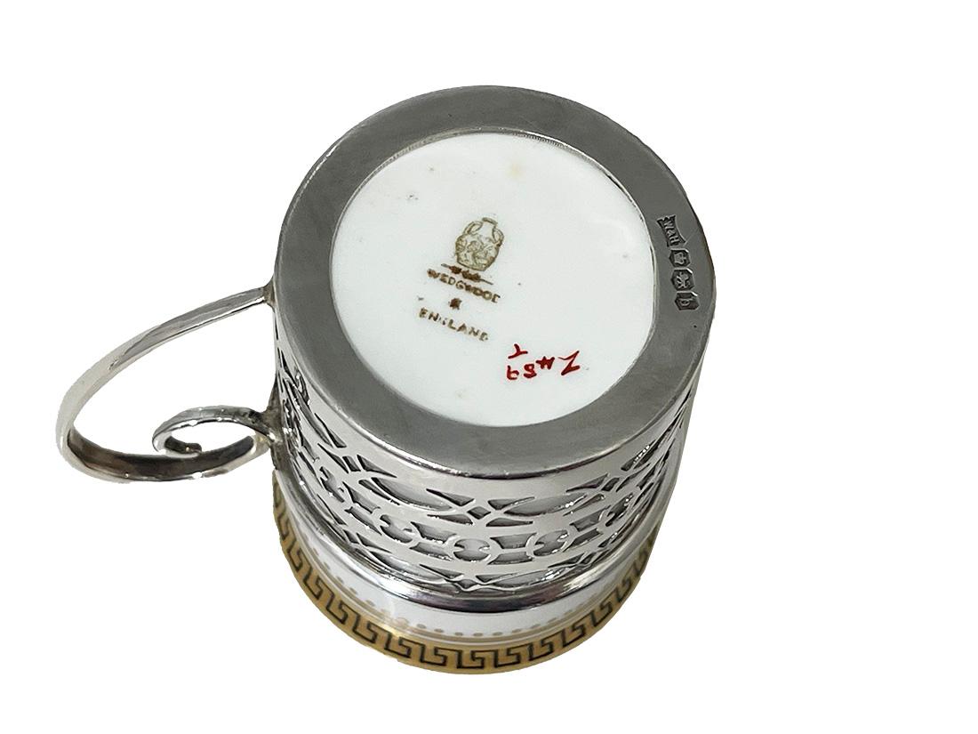 Tazze e piattini da caffè Wedgwood con portabicchieri in argento di Walker & Hall, 1919 in vendita 2