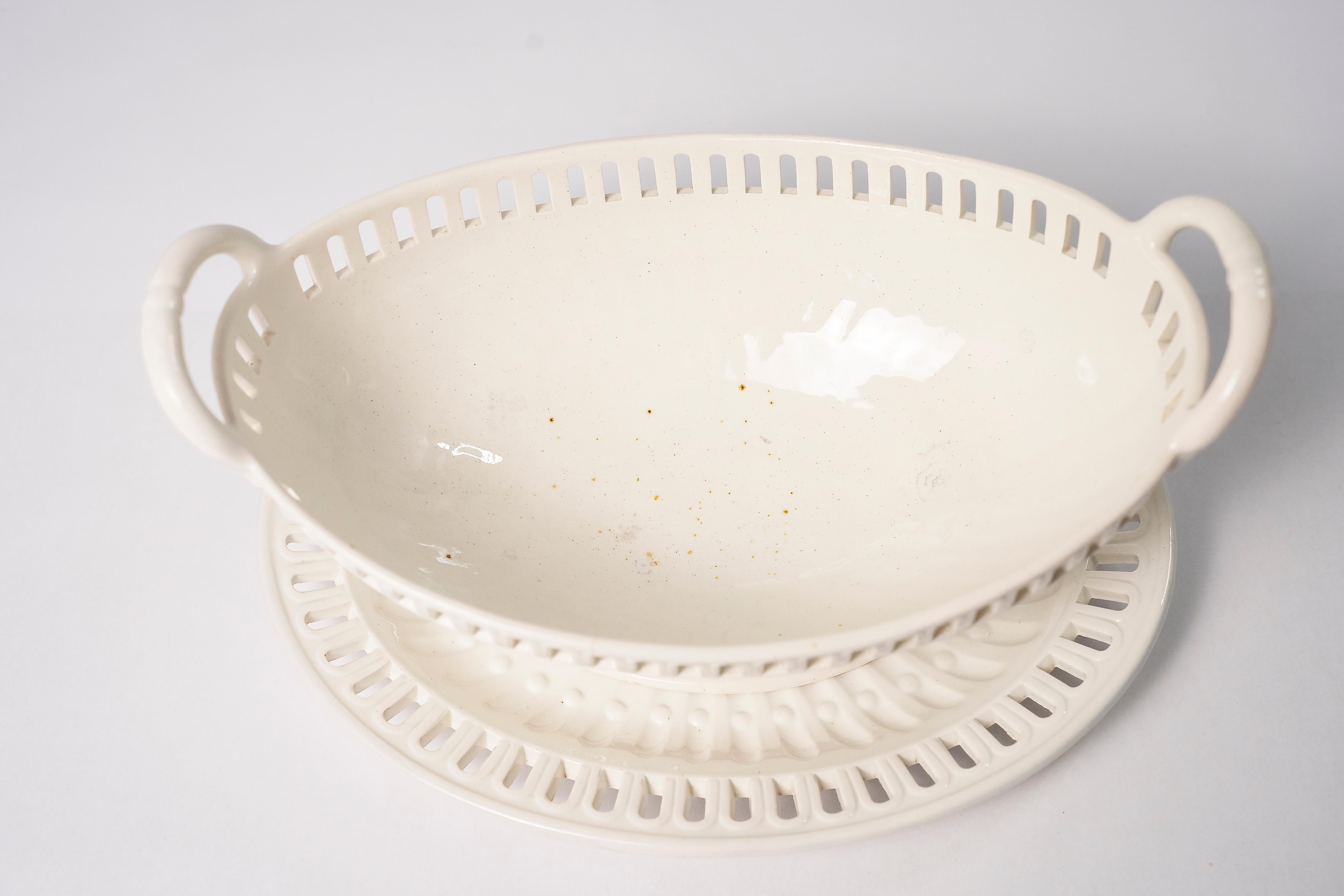 Un cestino e un vassoio di Wedgwood Creamware,  Inghilterra del XIX secolo.  Cestino in cremagliera con manici.  Sottopiatto ovale abbinato con design intricato.  Cestino con la scritta 